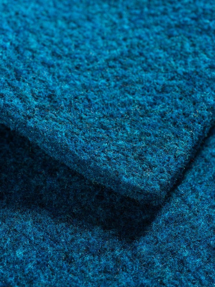 Nahaufnahme von blauem Nadelfilz aus bio Wolle (kbA) vom Finkhof