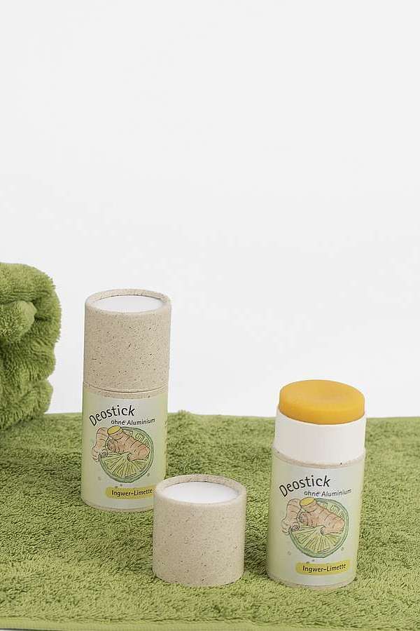 Deo-Stick Ingwer-Limette jolu Deo‑Stick Ingwer‑Limette (Ingwer & Limette) auf grünem Handtuch, ein Stick geöffnet, einer geschlossen