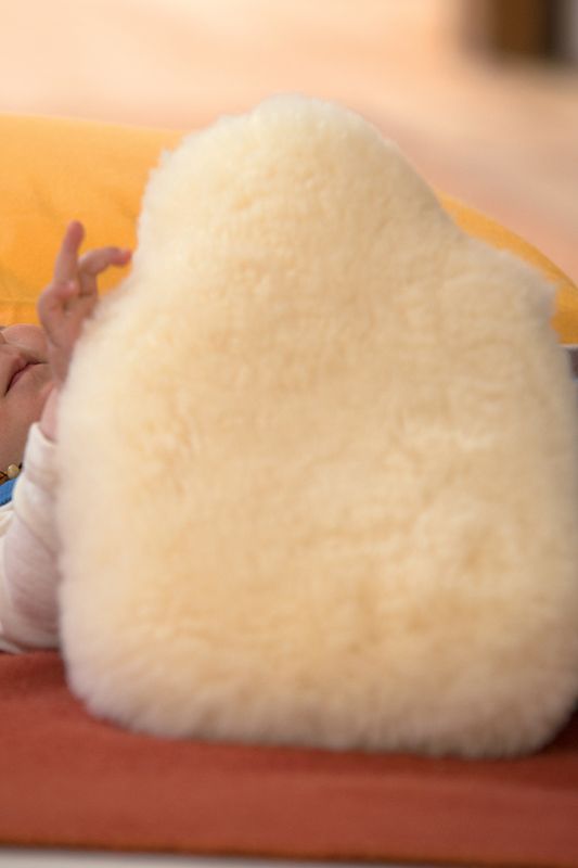 weiße relugan gegerbte Wärmehülle für Wärmflasche aus Schaffell vom Finkhof