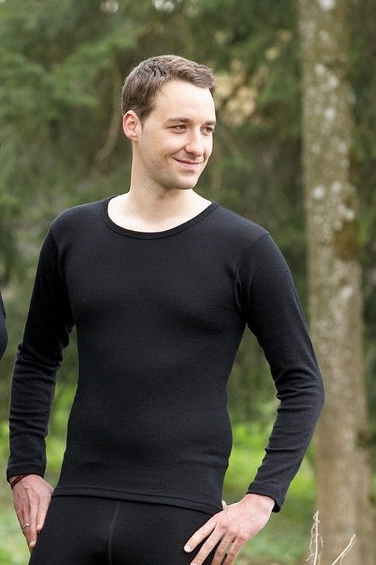 Mann trägt schwarzes Langarmshirt aus bio Wolle (kbT) und Seide