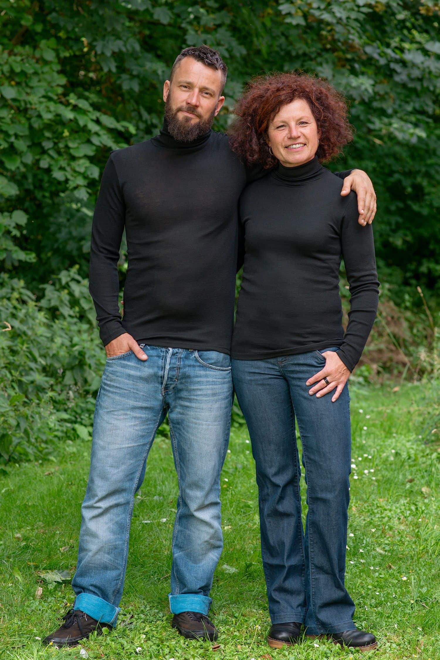 Mann und Frau mit Jeans tragen schwarze Unterziehrollis aus bio Wolle (kbT) und Seide