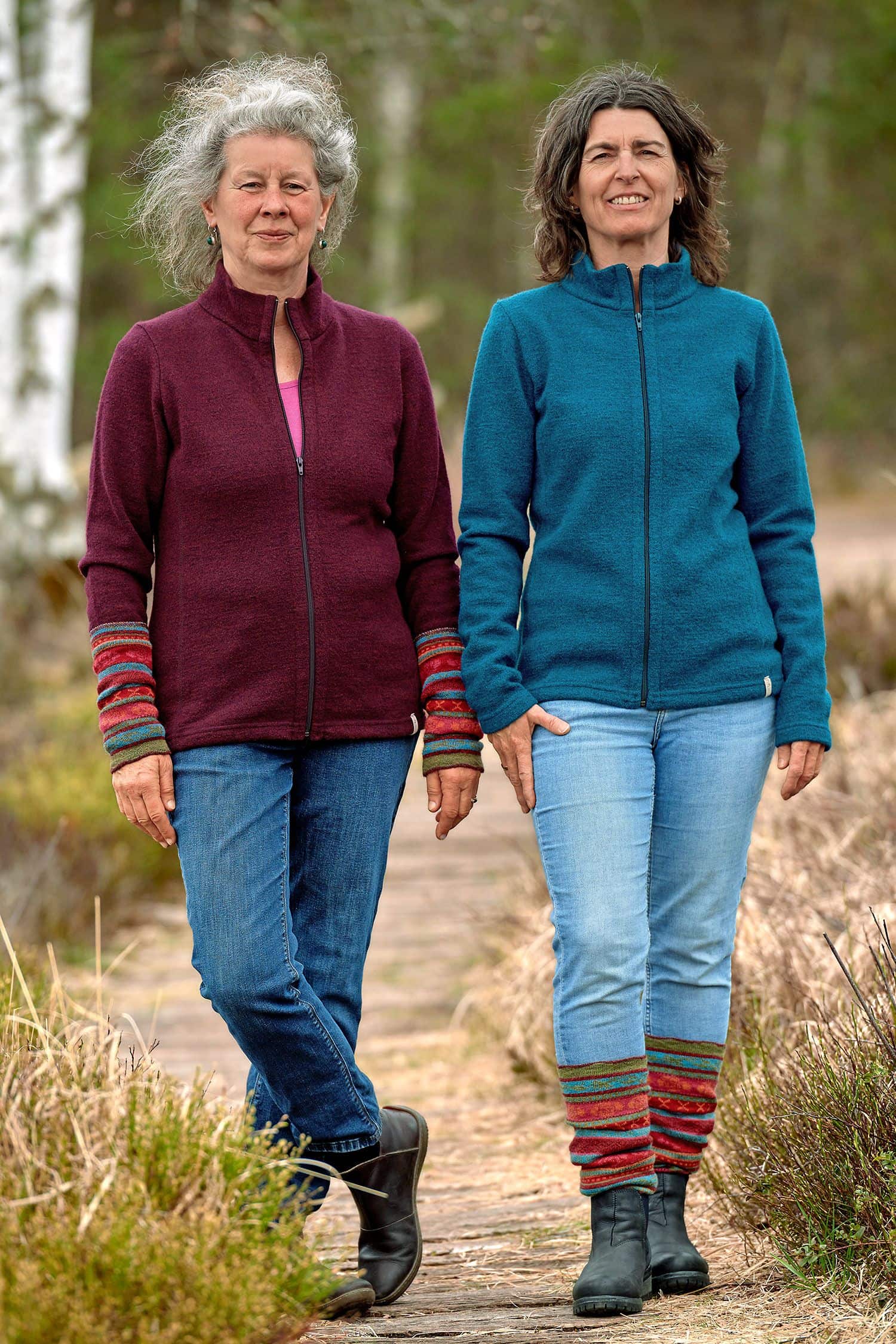 Jacke Juma Frauen tragen Jeans, Stulpen und Weste aus Merinowolle in beere und türkis