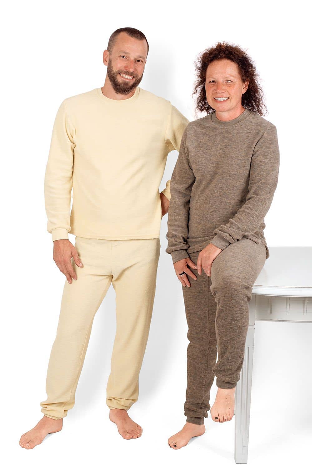 Wollfrottee-Schlafanzugoberteil Mann und Frau tragen unisex Schlafanzugoberteil aus Wollfrottee in naturweiß und walnuss aus bio Wolle (kbT) mit Hose