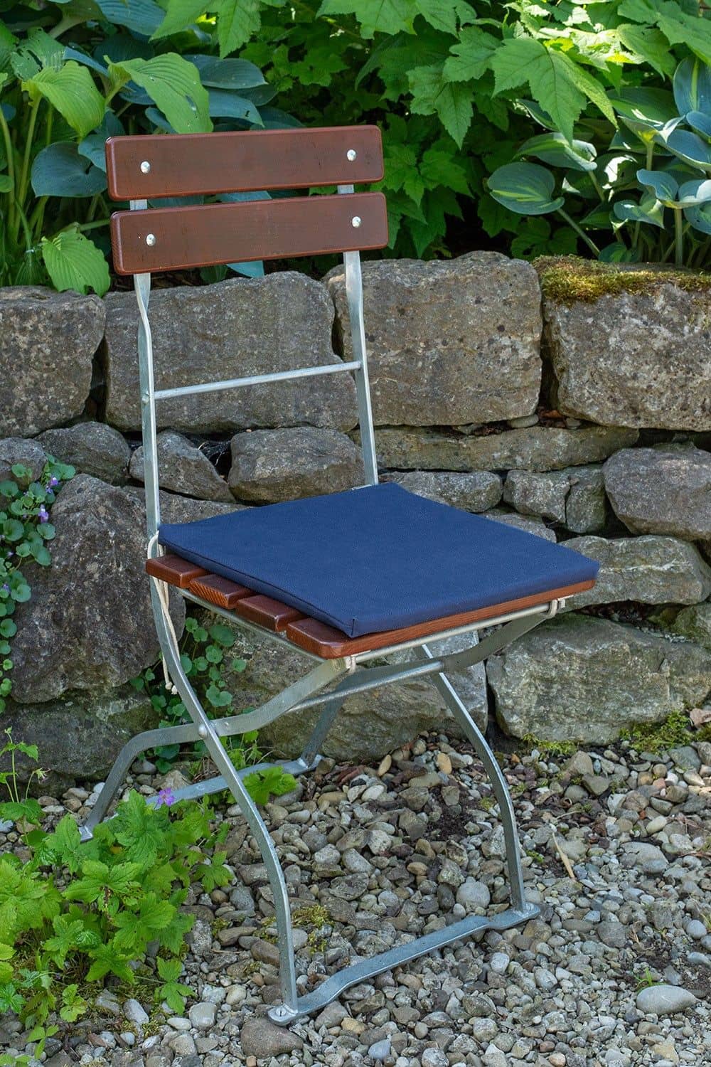 brauner Gartenstuhl mit blauem Stuhlpolsterbezug aus bio Baumwolle (kbA) vom Finkhof