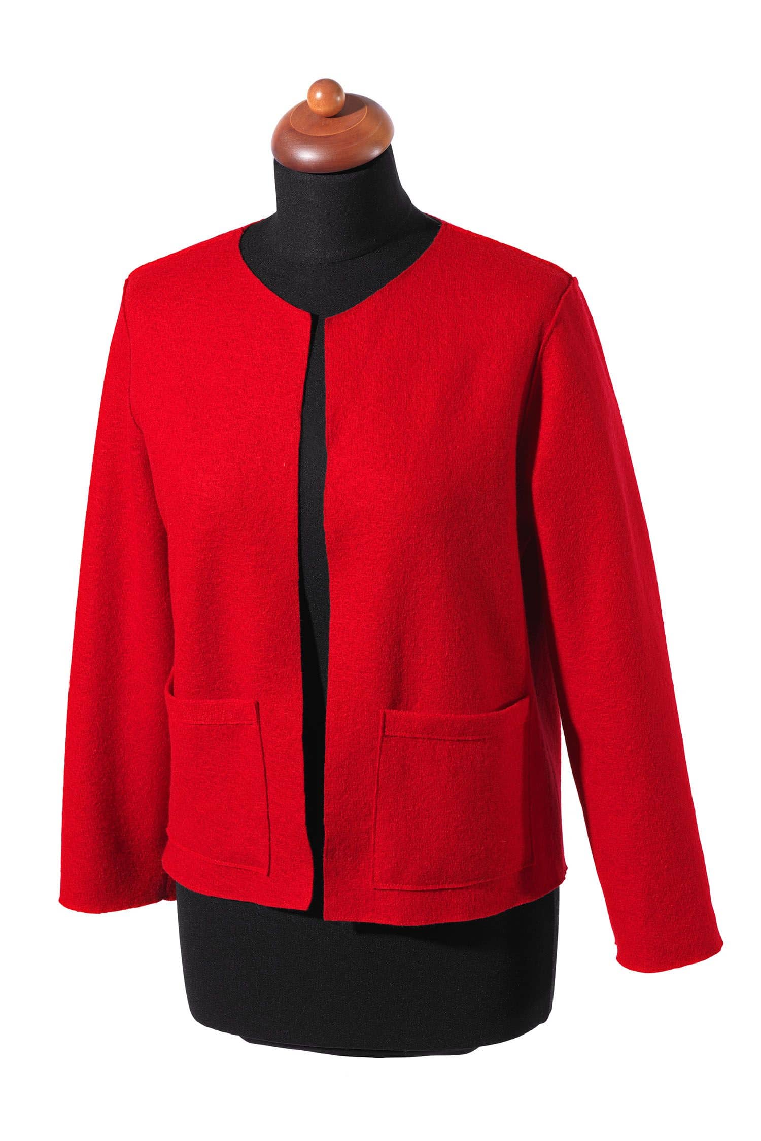 Jacke aus rotem Feinstrickstoff aus bio Wolle (kbT) an einer Schneiderpuppe