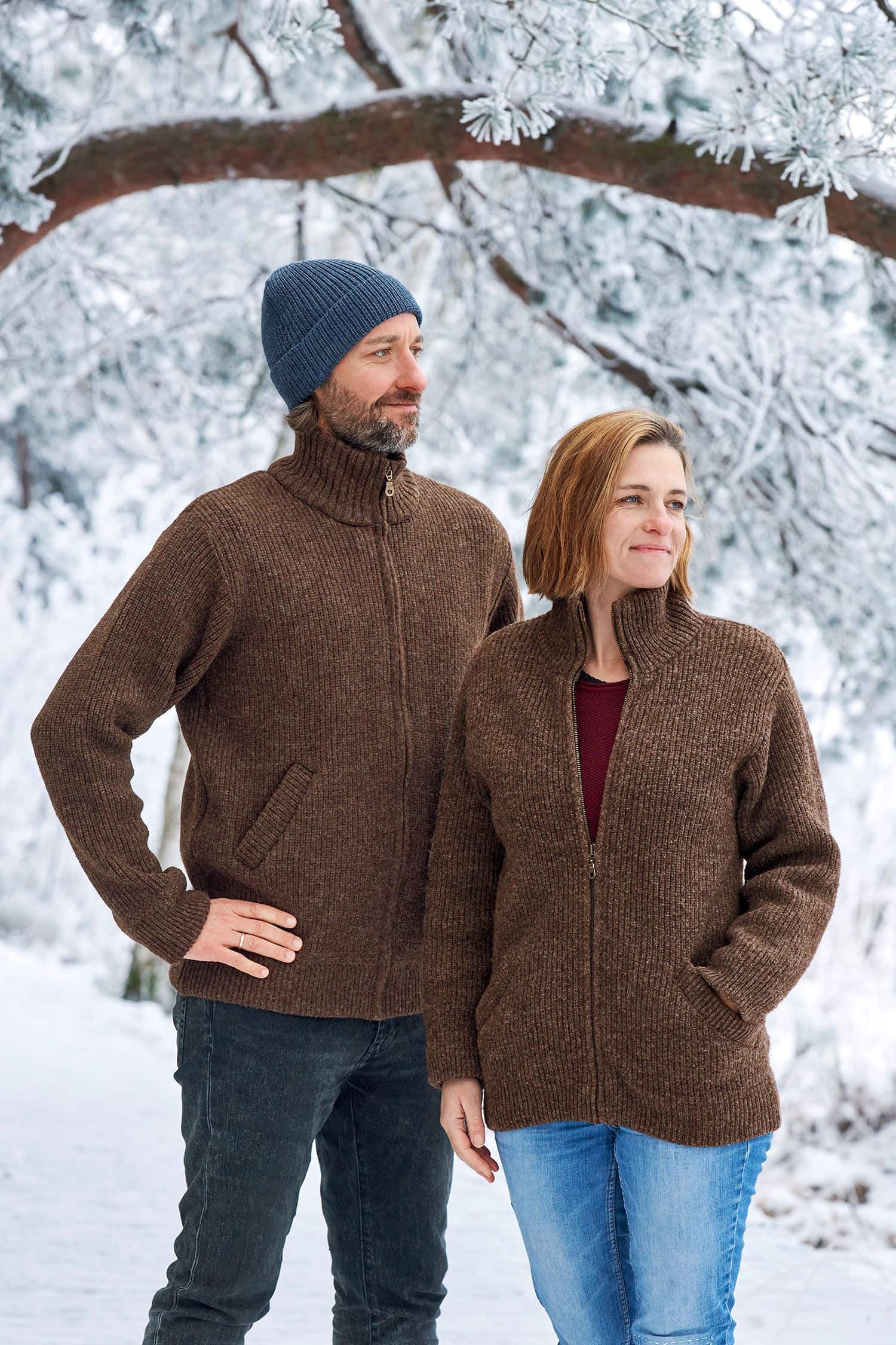 Finkhof-Jacke braun Gr. M Frau und Mann stehen in Schneelandschaft unter einem Baum und tragen braune Finkhof Jacken aus bio Wolle (kbT)