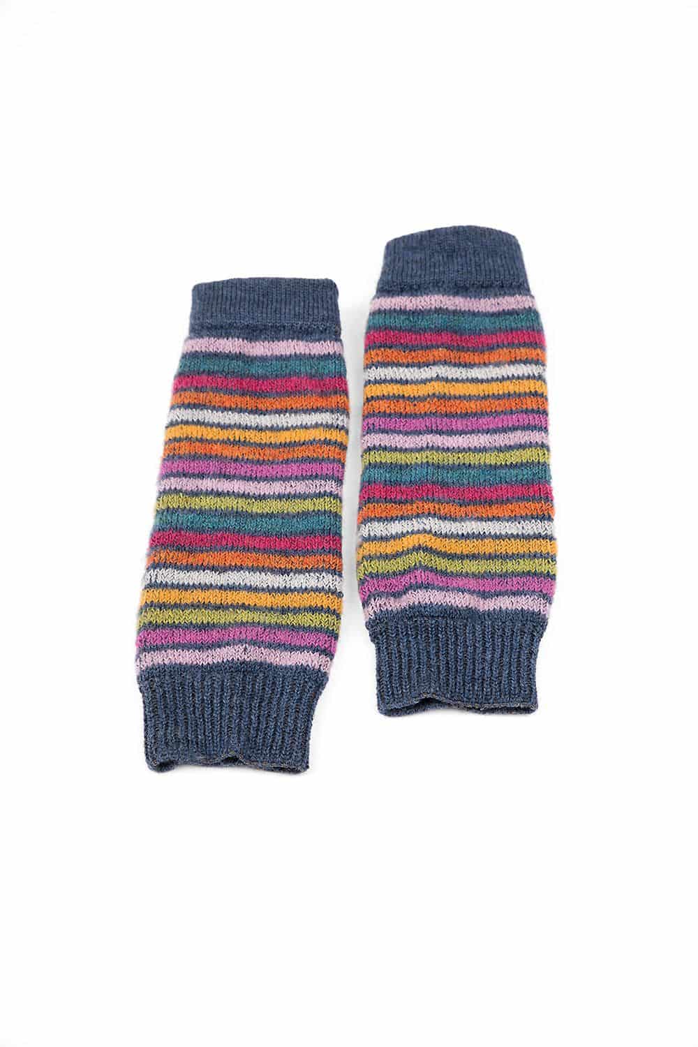 Paar bunt gestreifte Kinder Beinstulpen aus bio Wolle (kbT) auf weißem Untergrund