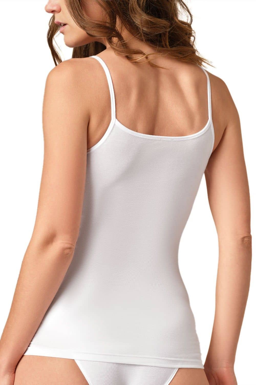 Rückansicht von Model mit weißem Slip und Top mit Spaghettiträgern aus bio Baumwolle (kbA) und Elasthan