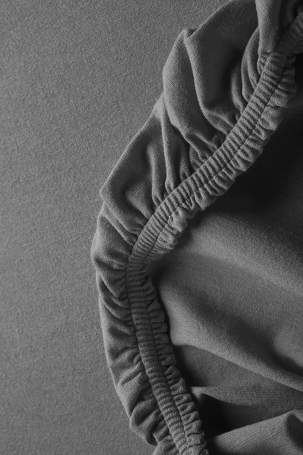 Detailansicht von Gummizug des anthrazitfarbenen Spannbetttuchs aus bio Baumwolle (kbA)