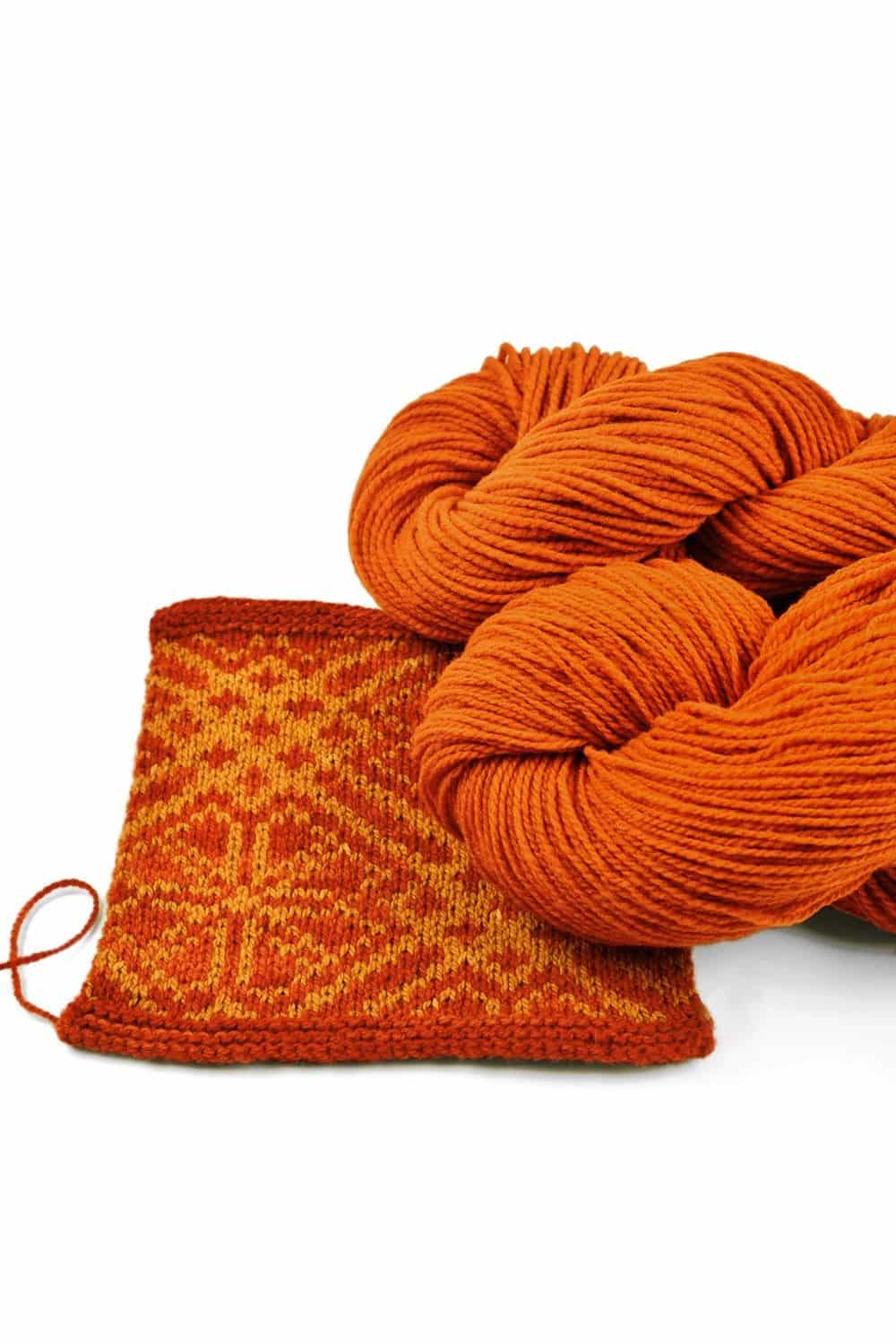 Finkhof Merinowolle dick gefärbt orange dicke orange Finkhof Merinowolle aus bio Wolle (kbT) mit Strickstück davor, weißer Untergrund