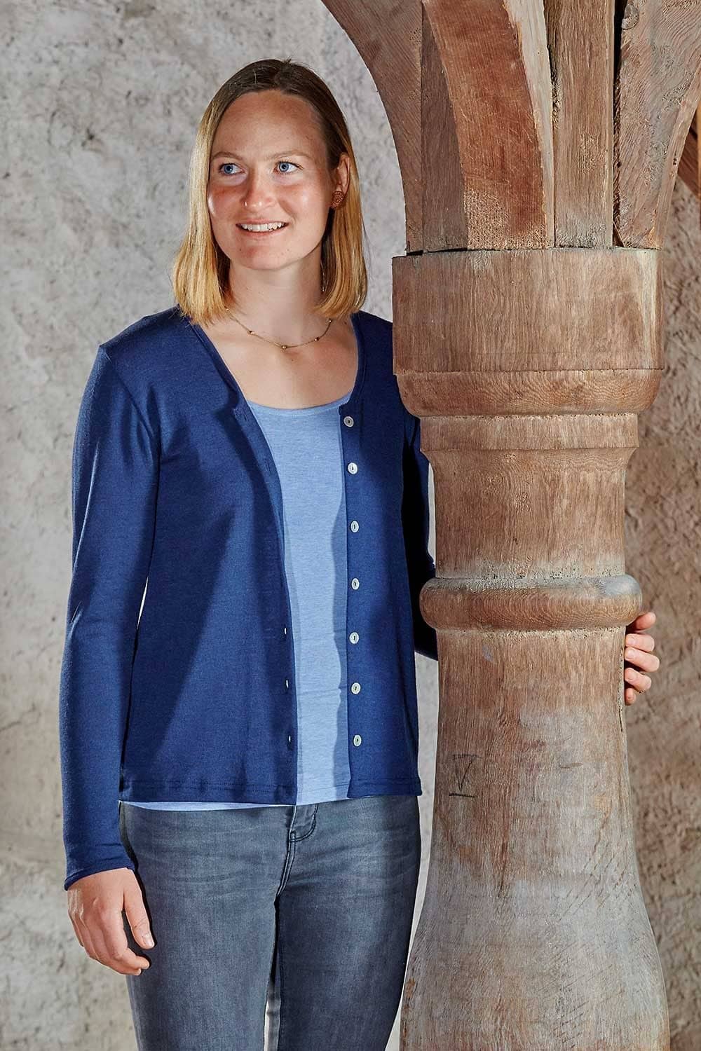 Wolle-Seide-Cardigan mit Bio-Fasern Frau mit dunkelblauem Cardigan aus bio Wolle (kbT) und Seide mit hellblauem Shirt