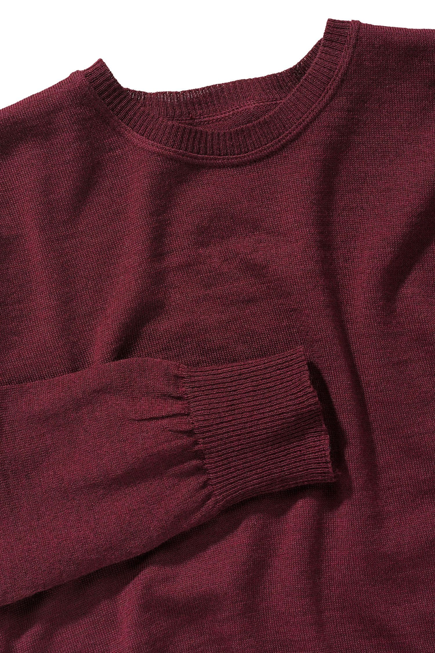 Detailaufnahme der Bündchen des feinen burgunderroten Wollpullover aus bio Wolle (kbT) vom Finkhof