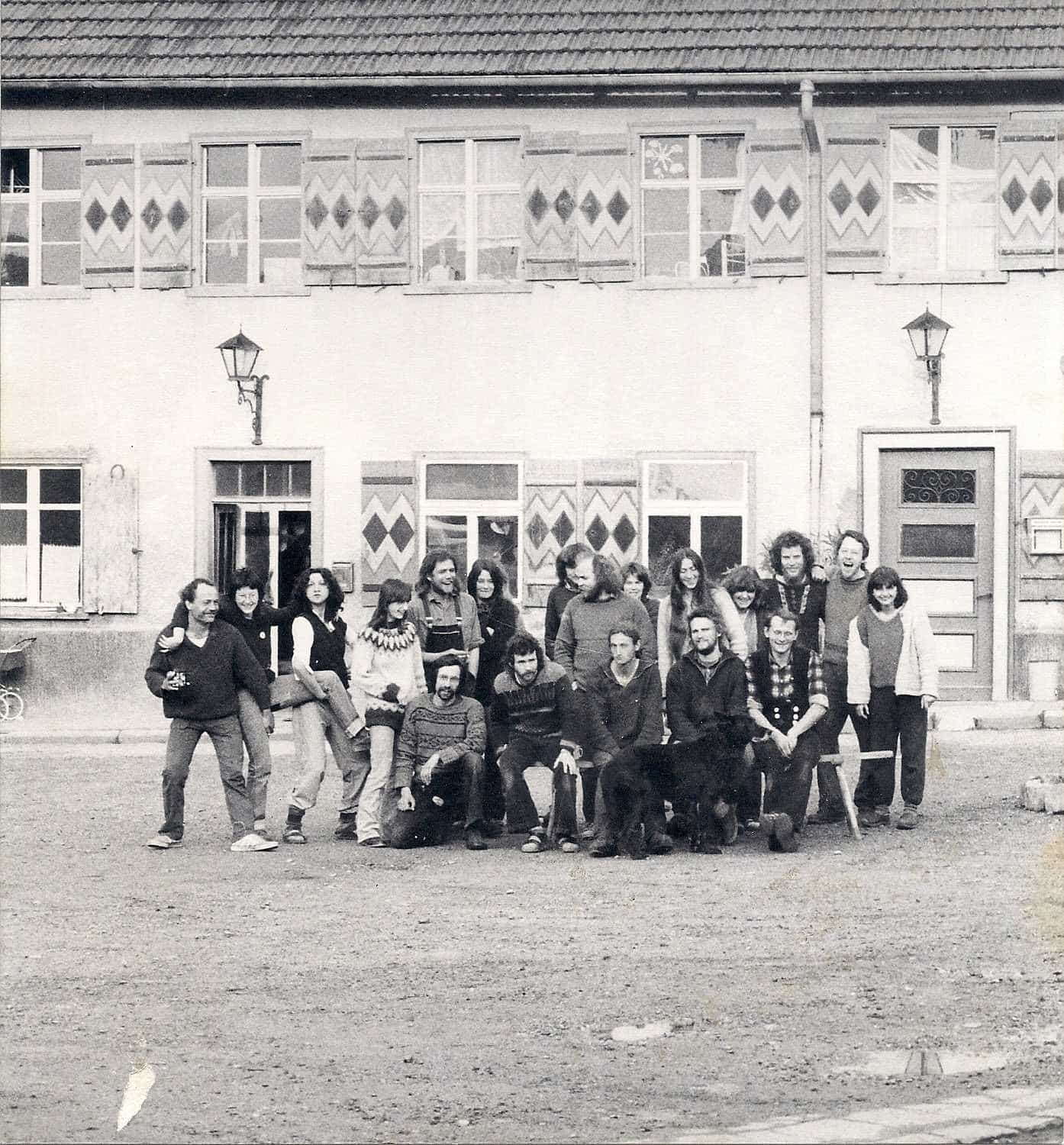 historisches Finkhof Gruppenbild vor Finkhof Gebäude in schwarz weiß mit Hund