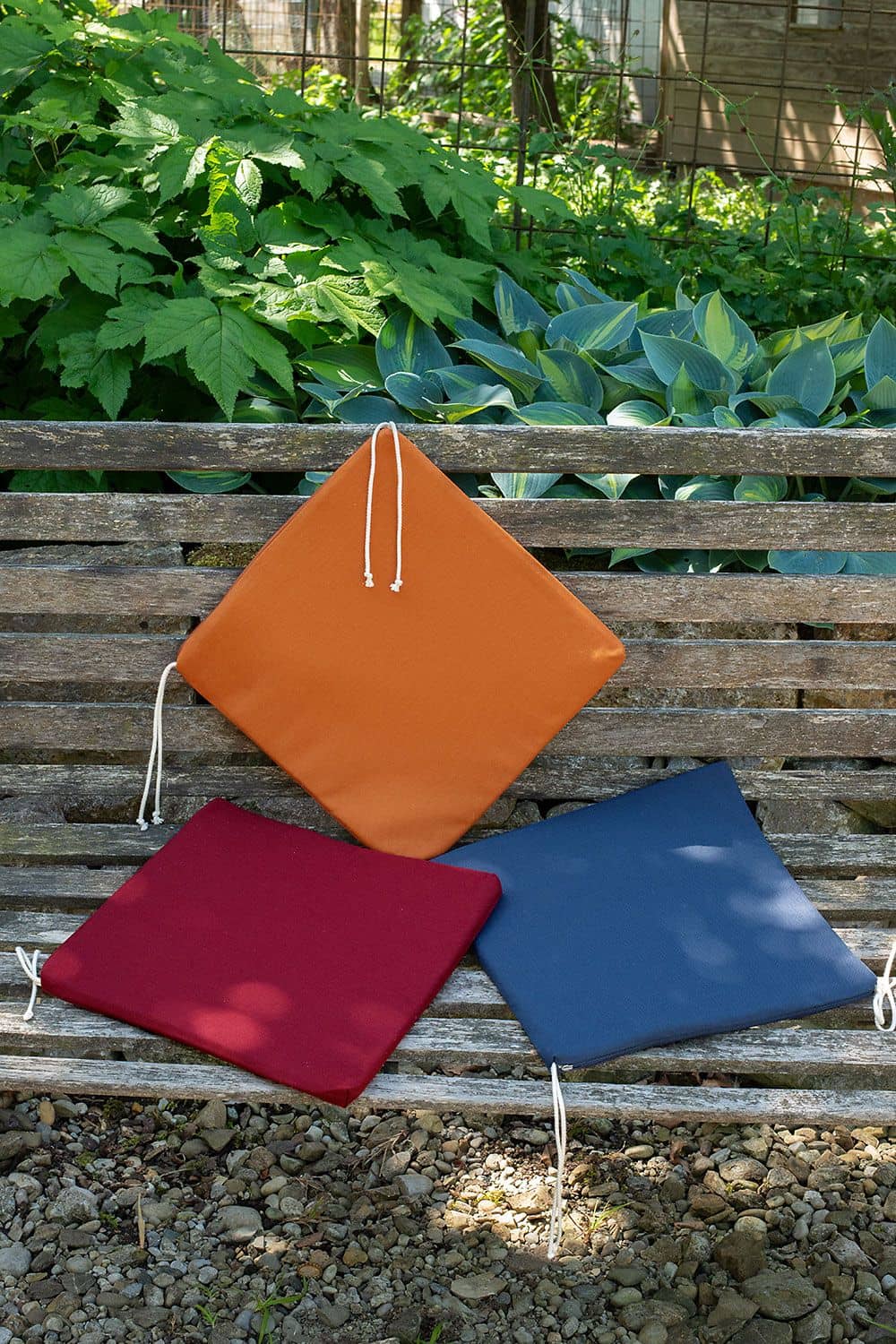 Stuhlpolsterbezug 35 x 35 cm Stuhlpolsterbezug vom Finkhof aus bio Baumwolle (kbA) in verschiedenen Farben über Holzbank gelegt