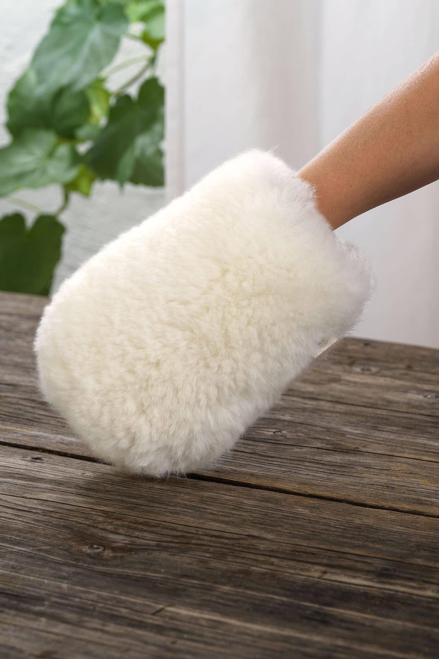 naturweißer Staubhandschuh vom Finkhof aus pflanzlich gegerbtem Schaffell