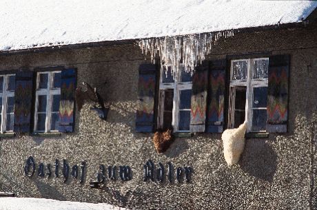 SEITE09F Gasthaus zum Adler in Arnach vor der Renovierung mit Stroh auf dem Dach