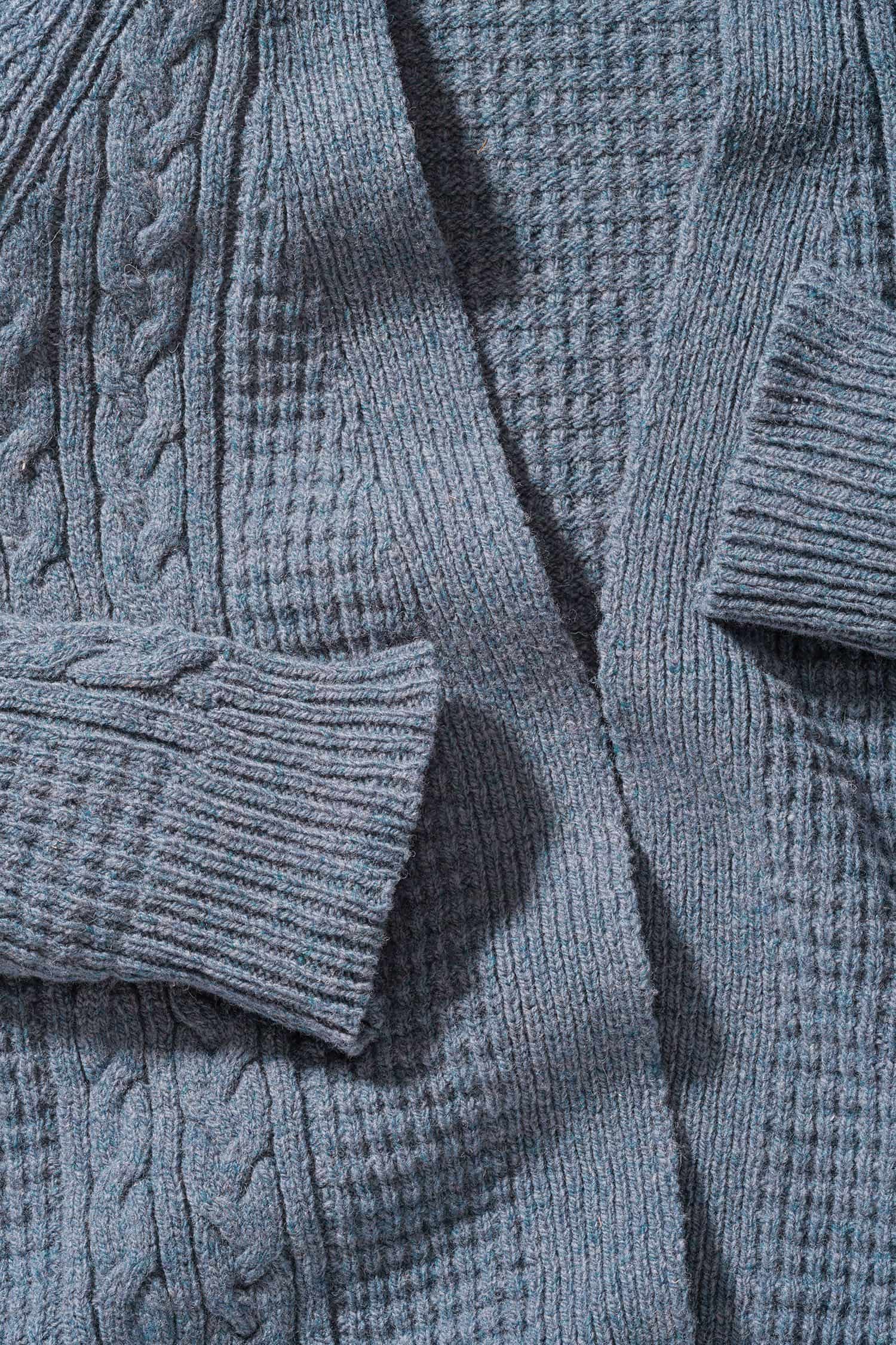 rauchblauer Cardigan mit Zopfmuster aus bio Wolle (kbT) vom Finkhof