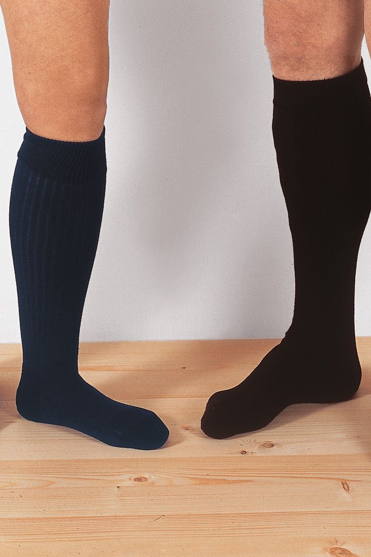 Warme Kniestrümpfe warme Finkhof Kniestrümpfe aus Wolle, bio Baumwolle (kbA) und Elasthan in marine und schwarz stehend getragen