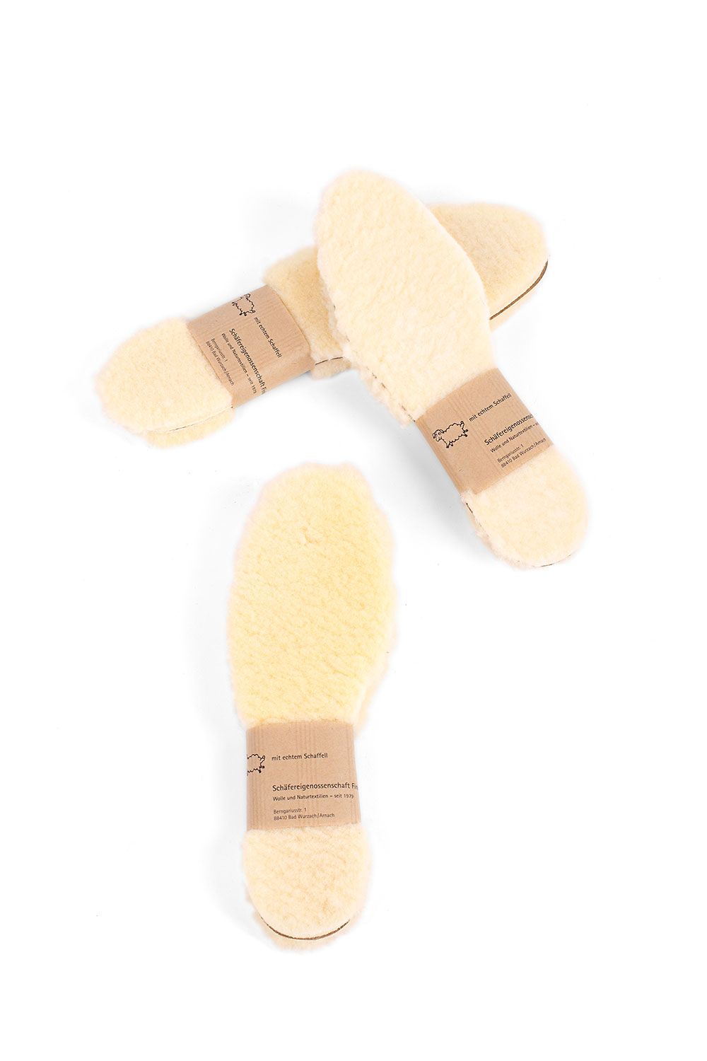 weiße flauschige relugan gegerbte Finkhof Fellsohlen in 3 Größen paarweise mit Banderole mit weißem Hintergrund