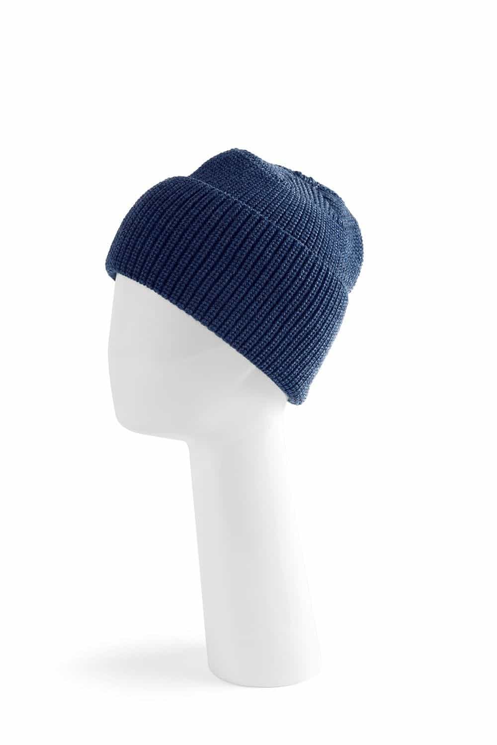marineblaue leichte Mütze aus bio Wolle (kbT) und bio Baumwolle (kbA) vom Finkhof auf einem Puppenkopf