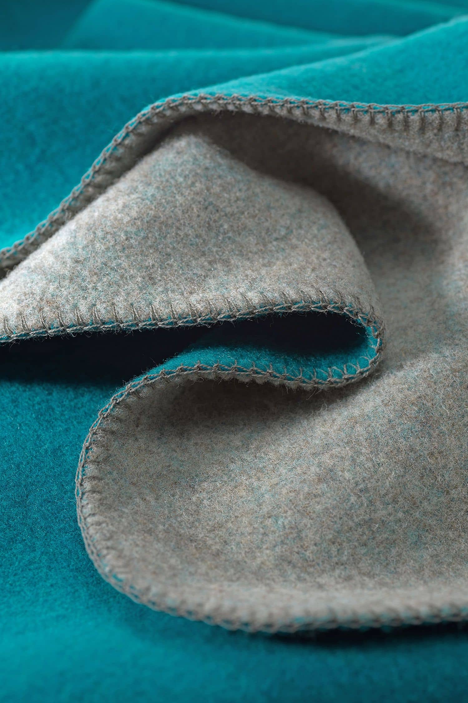 türkise/ graue Finkhof Doubleface Wolldecke aus bio Wolle (kbT) vom Merinolandschaf, Nahaufnahme