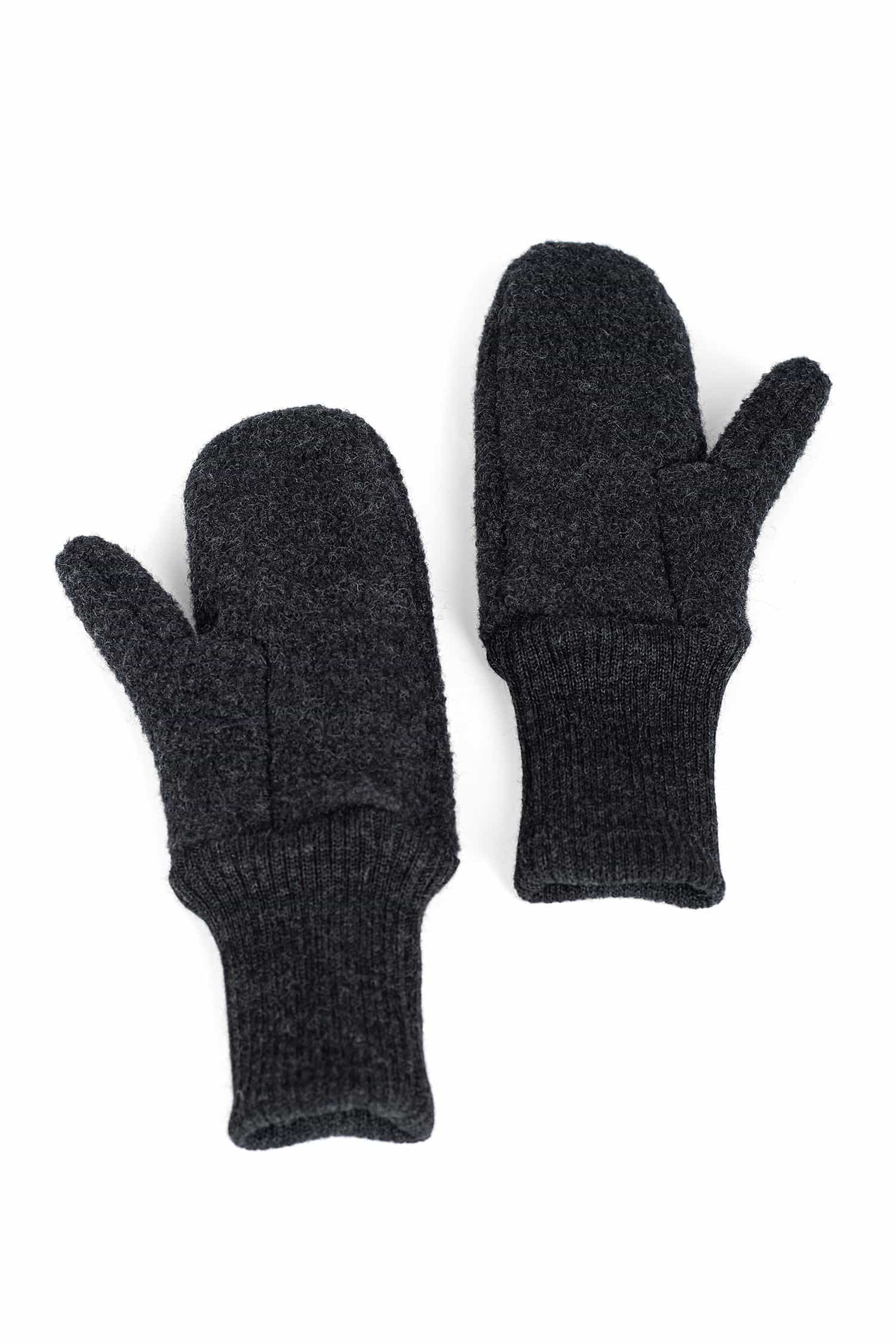 Paar anthrazitfarbene Walkfäustlinge aus bio Wolle (kbT) vom Finkhof, Freisteller von unten