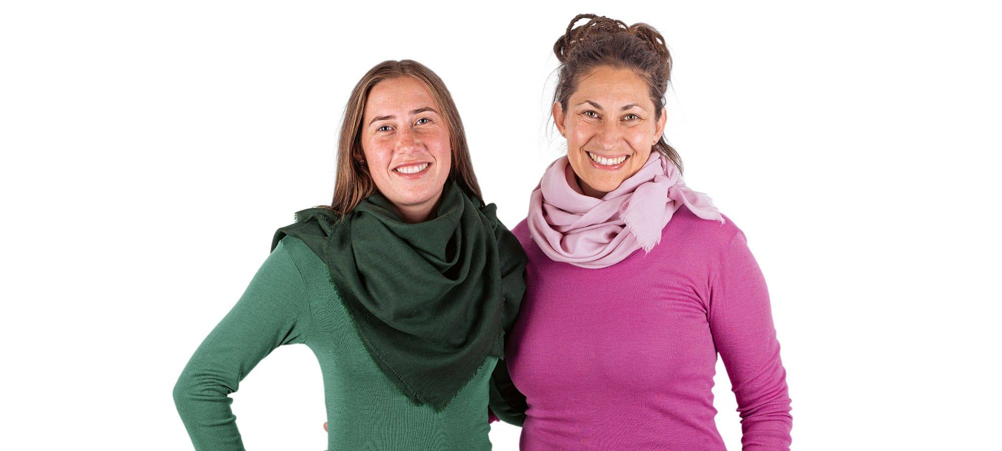 Frauen tragen rosa und grünes Tuch als Schal aus Wollmouseline mit bio Wolle (kbT)