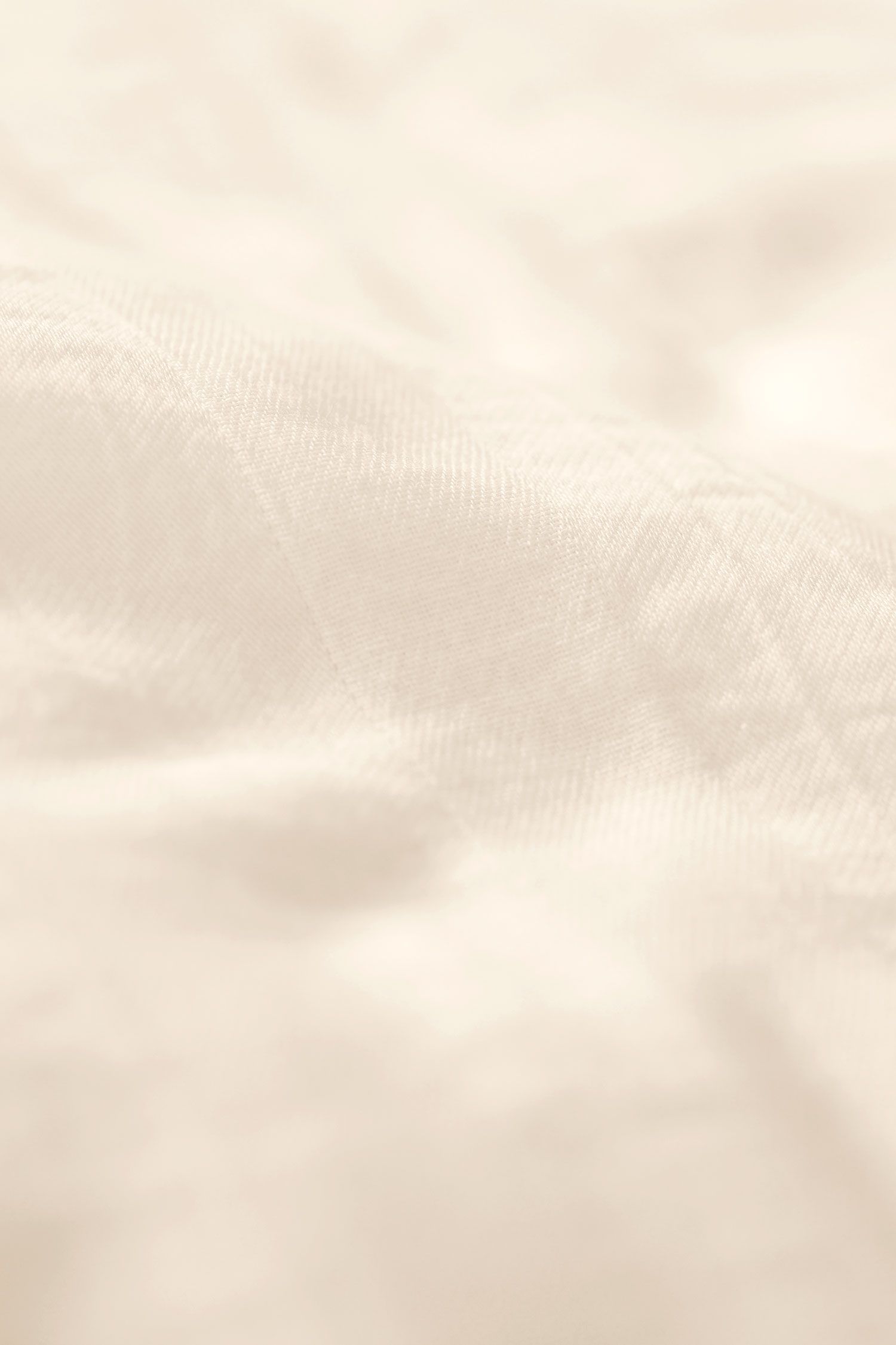 Nahaufnahme der Stoffstruktur der weißen Seesucker Bettwäsche aus bio Wolle (kbT)