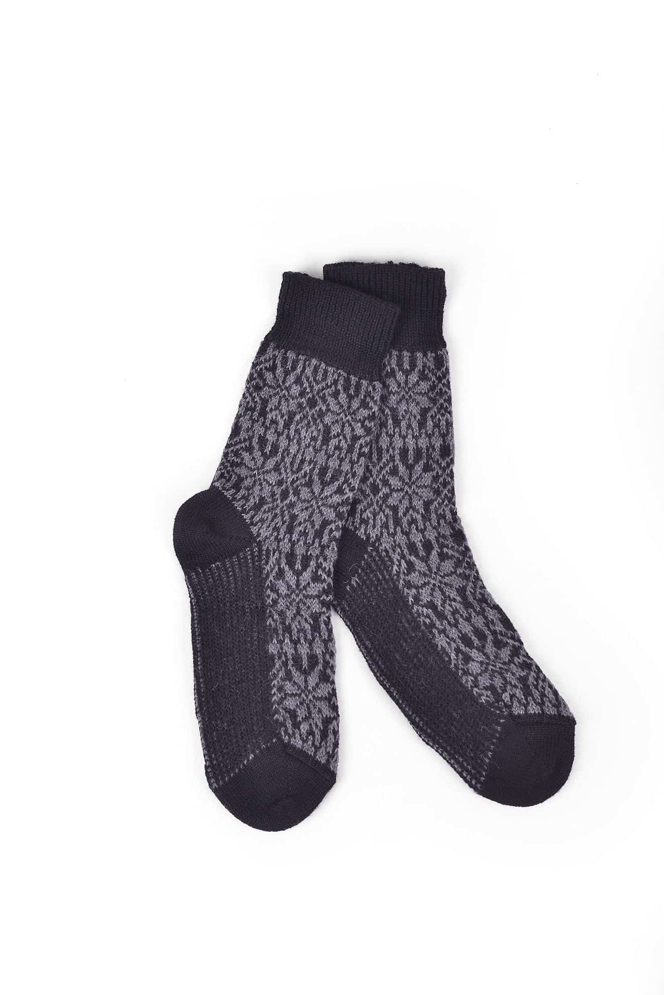 ein Paar schwarz graue Norwgersocken aus bio Wolle (kbT) und Seide, Freisteller