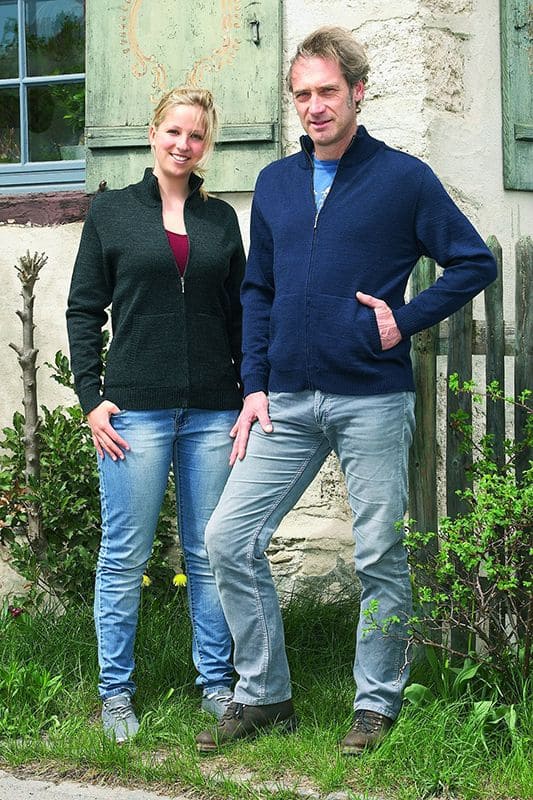 Jacke Tom Mann und Frau tragen anthrazitfarbene und marineblaue Jacke aus bio Wolle (kbT) vom Finkhof