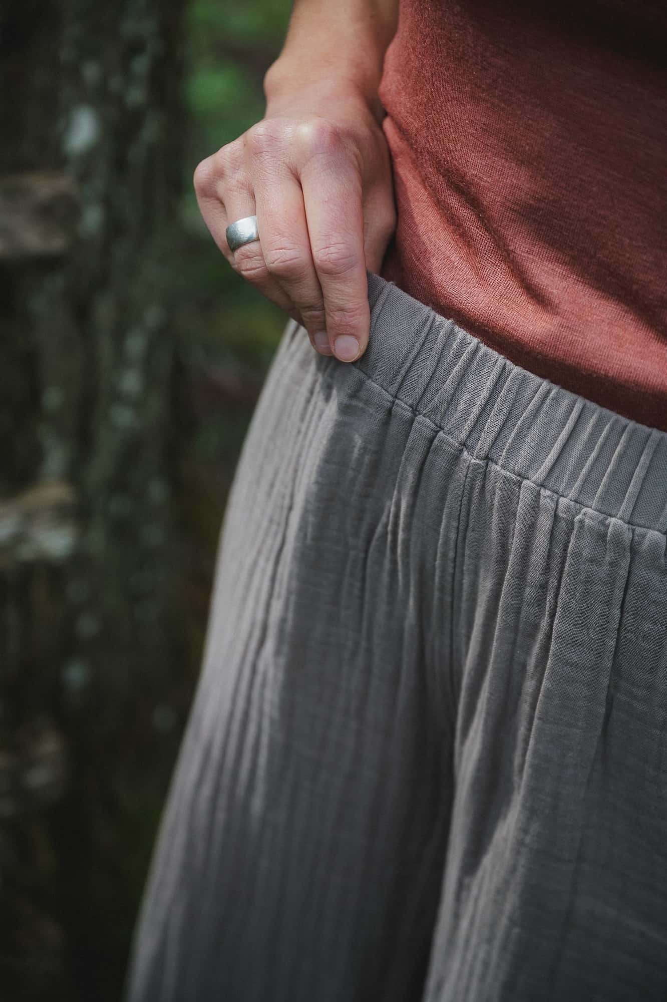 Nahaufnahme vom Gummibund der luftigen braunen Hose aus Bio-Baumwoll-Musselin (kbA) vom Finkhof