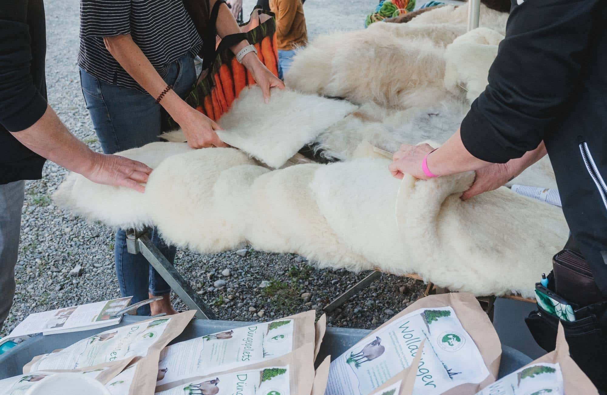Finkhof Stand mit Fellen beim Blümlesmarkt in Wolfegg
