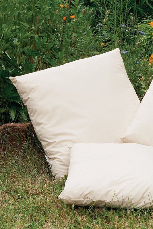 Maxikissen 50 x 50 cm quadratische Finkhof Maxikissen mit 50x50cm in weiß aus bio Wolle (kbT) und bio Baumwolle (kbA) auf grüner Wiese