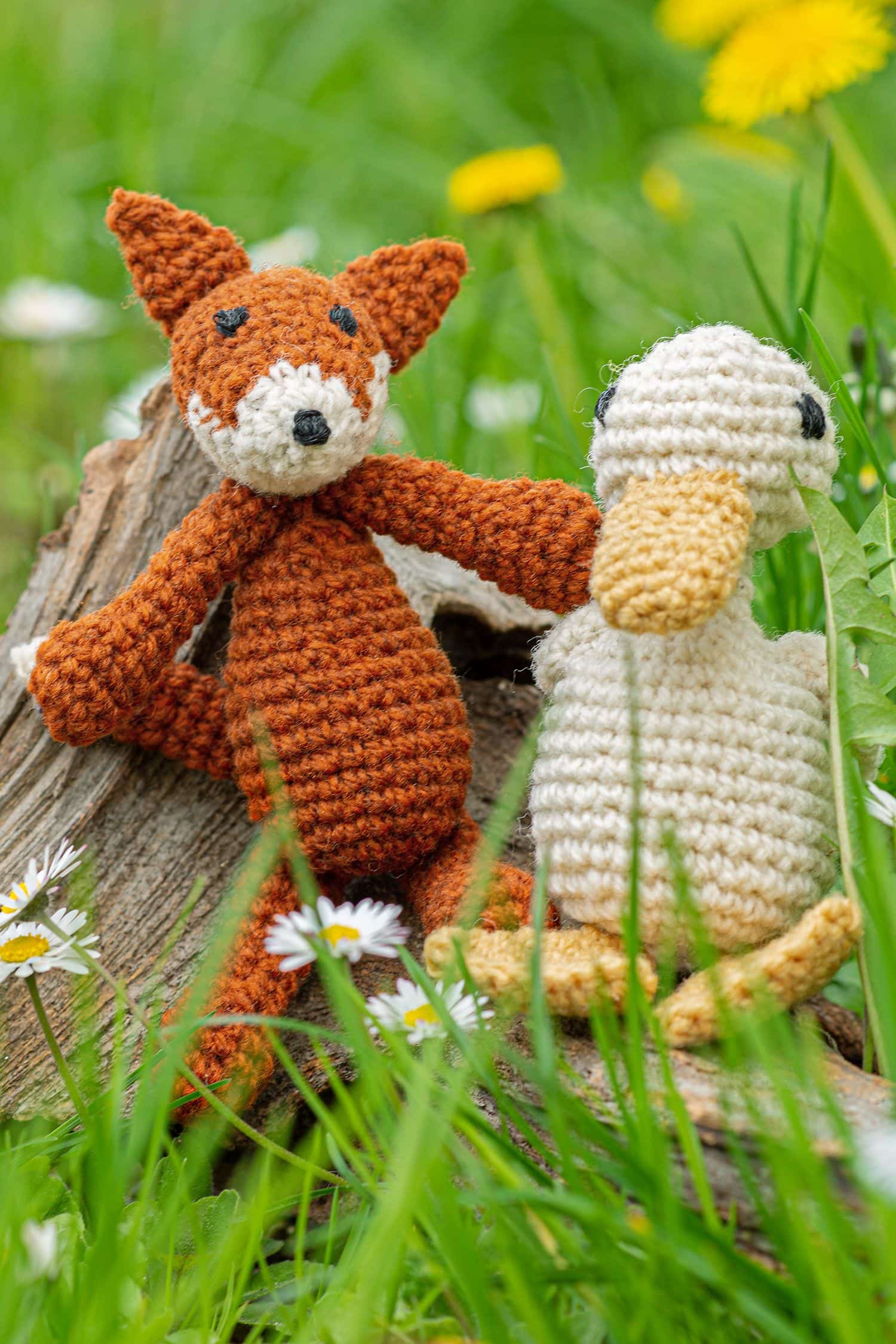 Fuchs und Ente als Kuscheltier im Gras als Beispiel für das Buch ,,Edwards mini Tierparade Bauernhof"