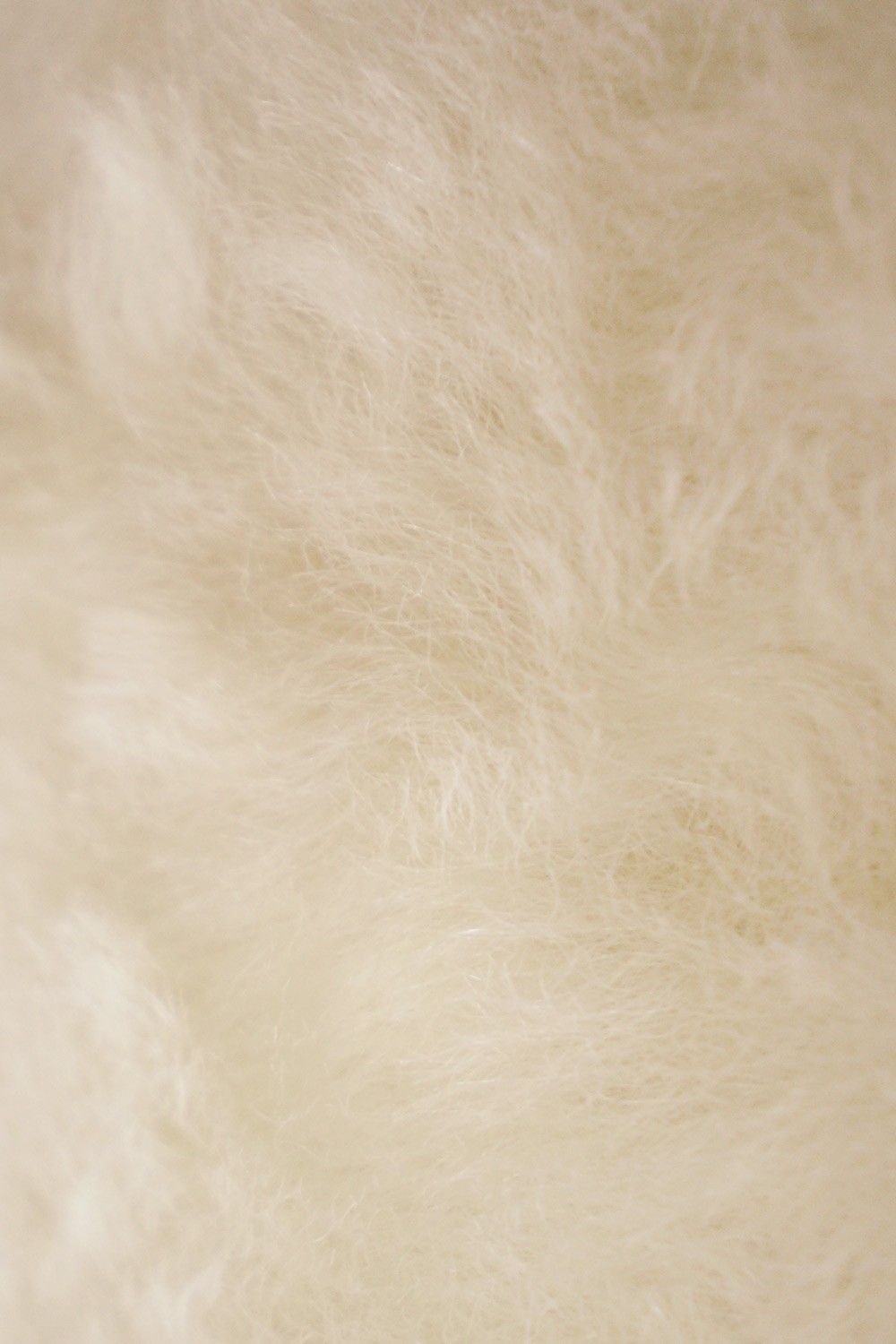 Nahaufnahme von weißem pflanzlich gegerbtem Schaffell vom Finkhof