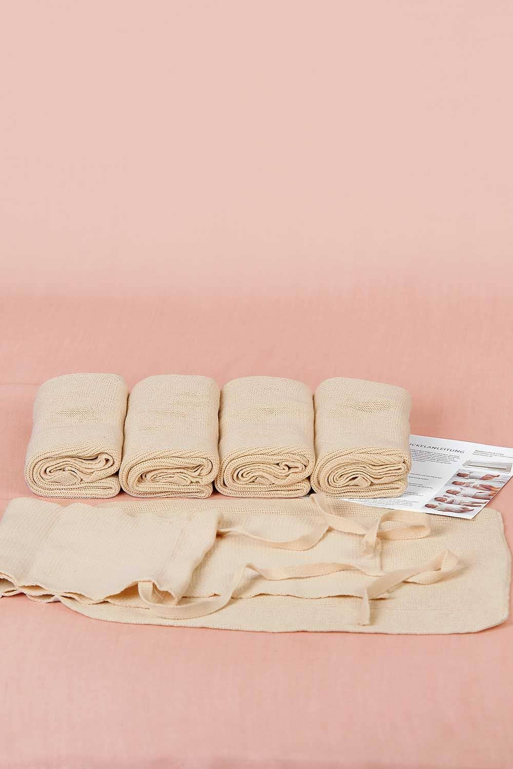 Strickwindeln (kbA), 5 Stück fünf Strickwindeln aus bio Baumwolle (kbA) mit Anleitung auf rosa Hintergrund