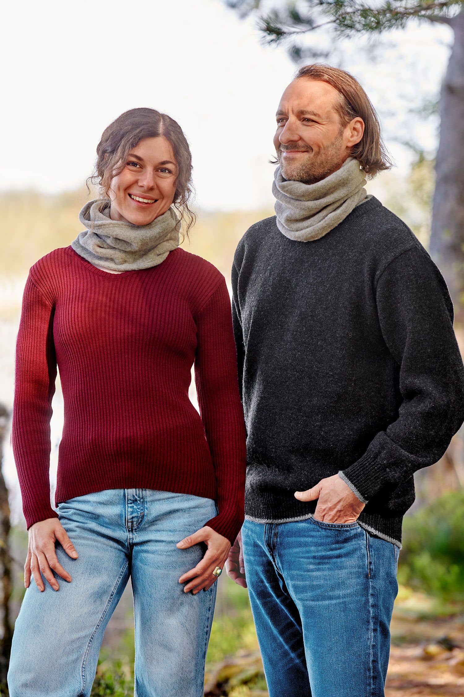 Schlupfschal für Erwachsene Mann und Frau tragen hellen Schlupfschal aus Wollfleece aus bio Merinowolle (kbT) vom Finkhof