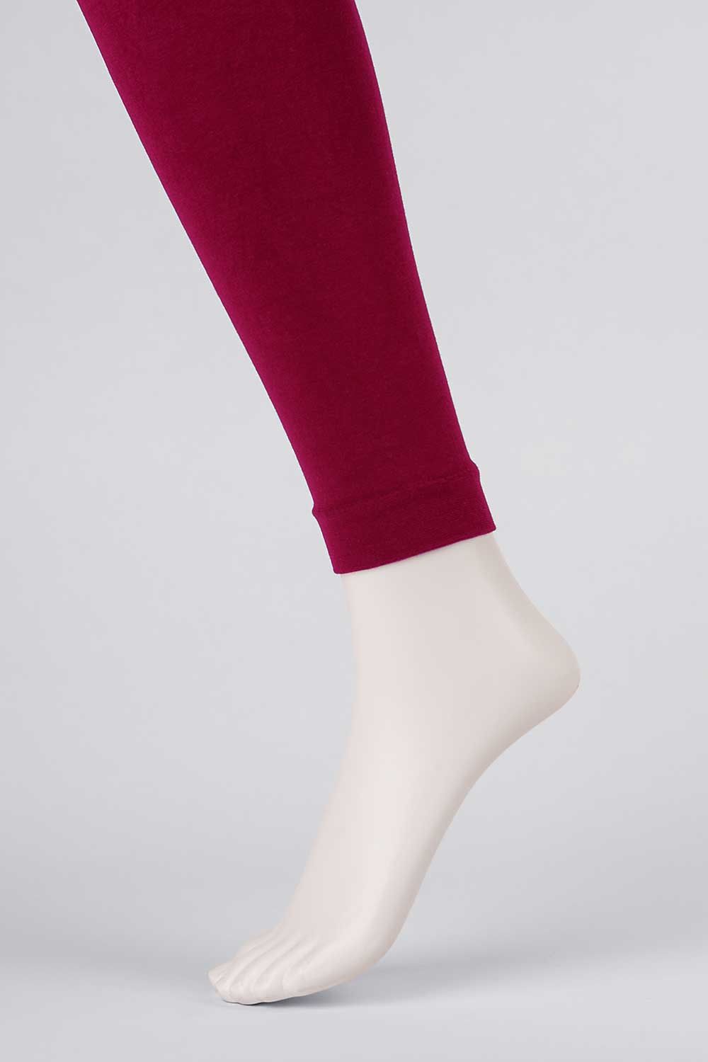 Beinabschluss von burgunderroter Feinleggings aus bio Baumwolle (kbA) und Elasthan an einer Schaufensterpuppe