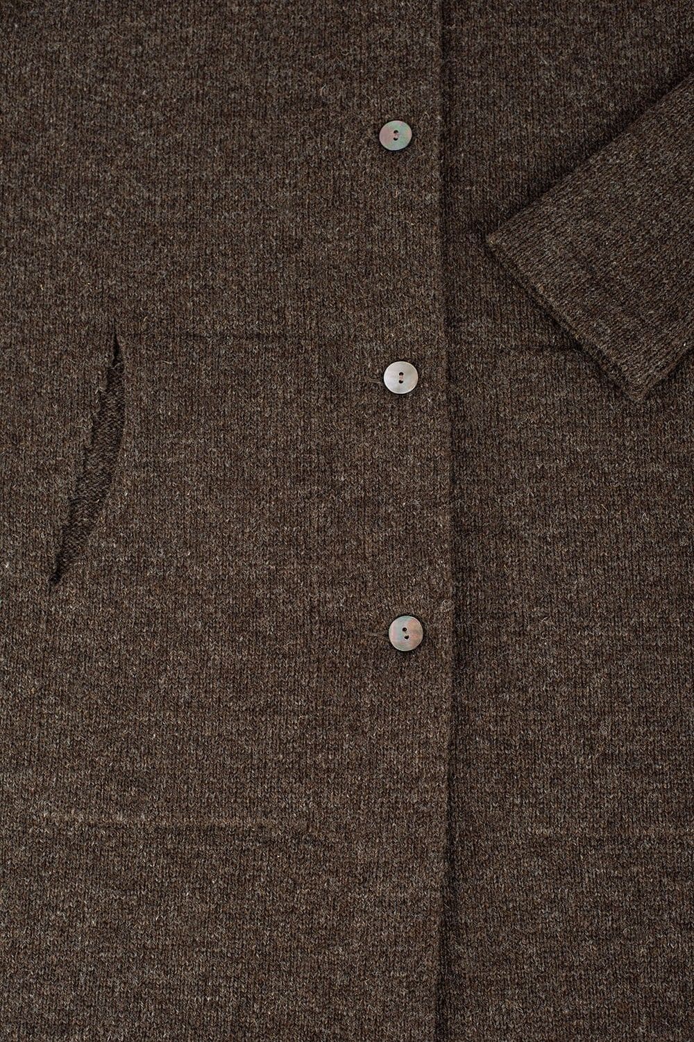 Detailaufnahmen der Knöpfe und Ärmelbündchen von der braunen Finkhof Strickjacke aus bio Wolle (kbT)