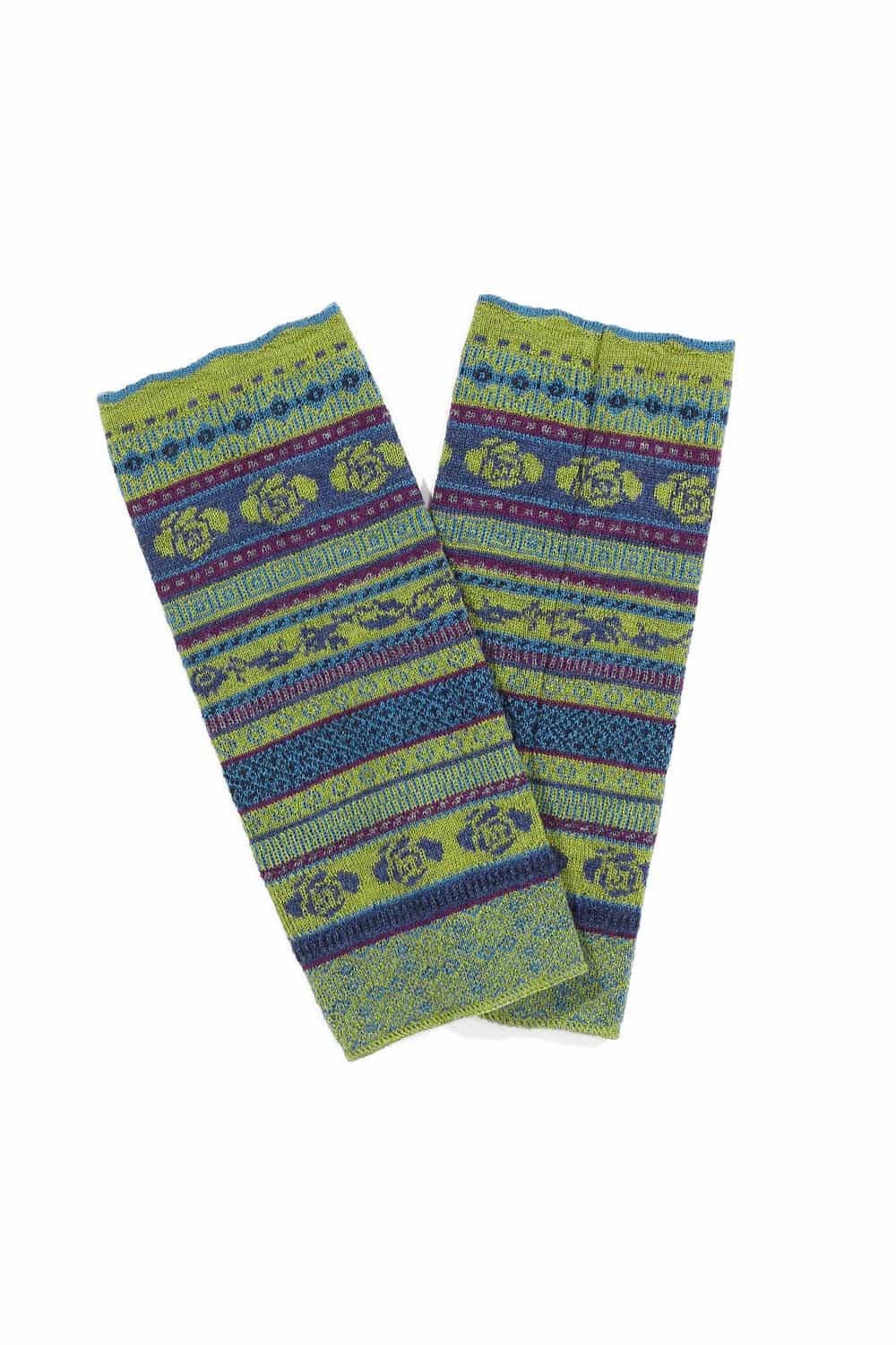 Paar grün blau gemusterte Beinstulpen ,,farn" aus bio Wolle (kbT), Freisteller