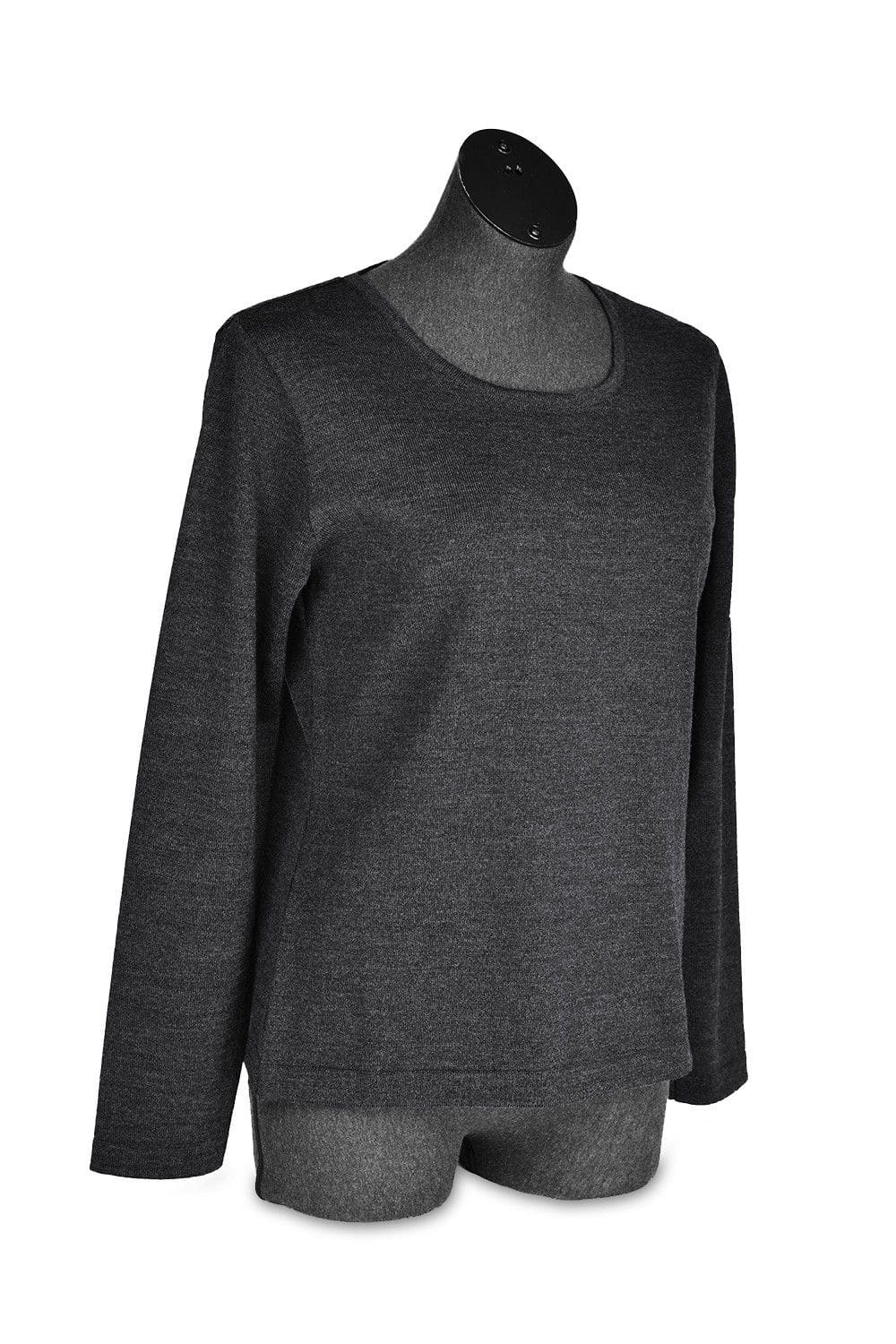 dunkelgraues Wollshirt aus bio Wolle (kbT) vom Finkhof an einer Schneiderpuppe