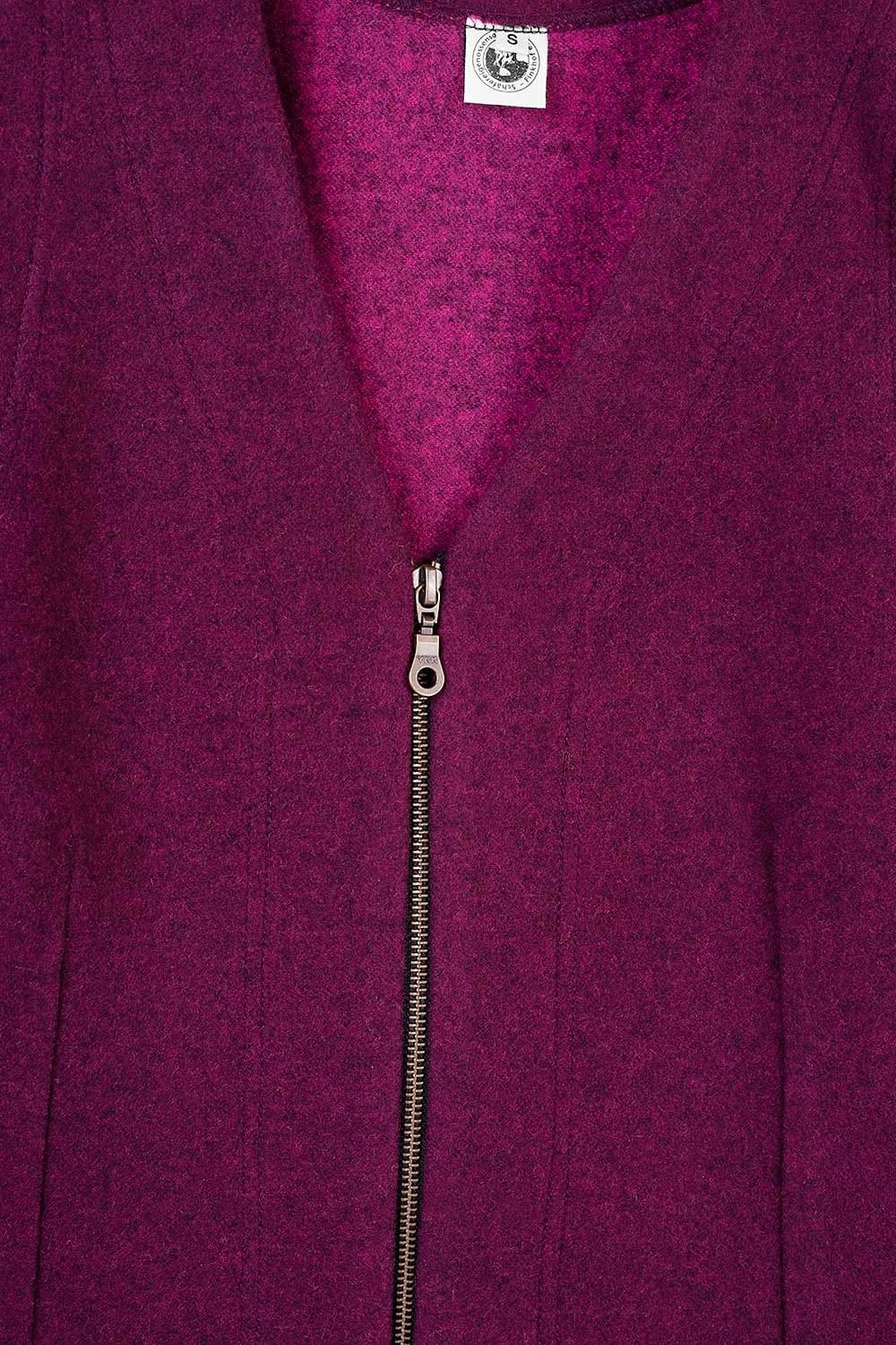 Detailfoto vom Reißverschluss und Kragen der brombeerfarbenen Weste Marlene, Freisteller