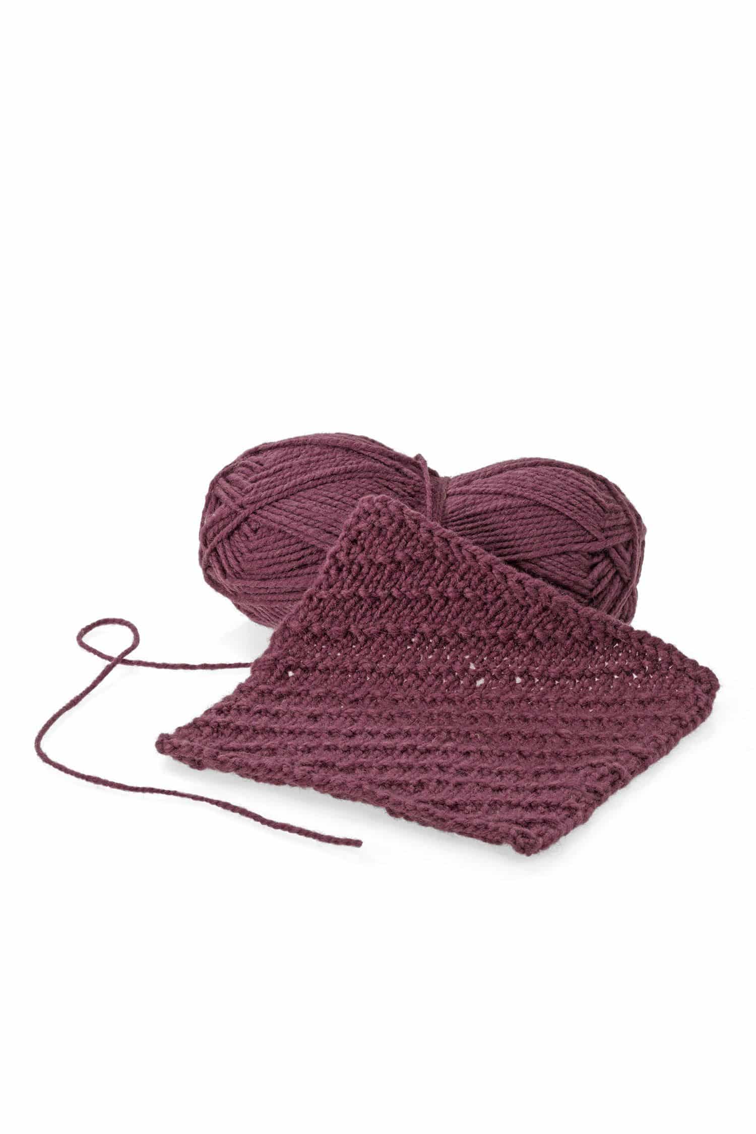 dicke Finkhof Merinwolle aus bio Wolle (kbT) in beere als Knäul mit Strickstück