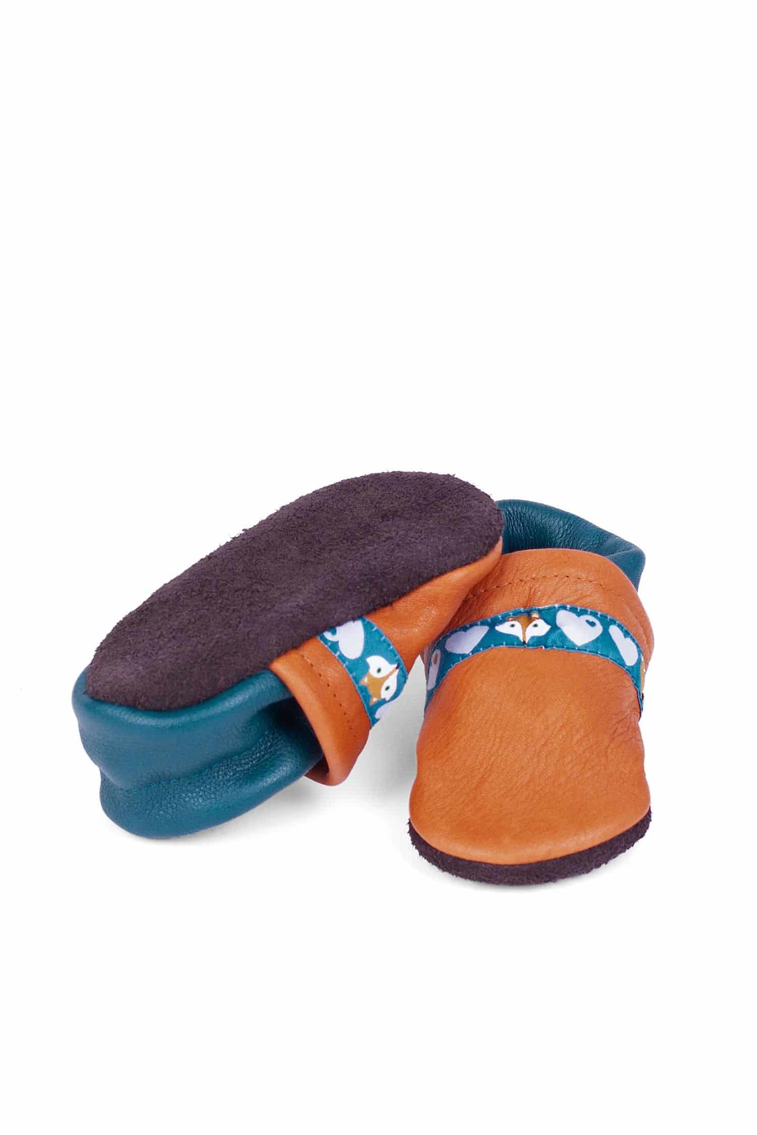 orange blaue Lederpatschen aus Rindsleder vom Finkhof, Freisteller von vorne und der Sohle