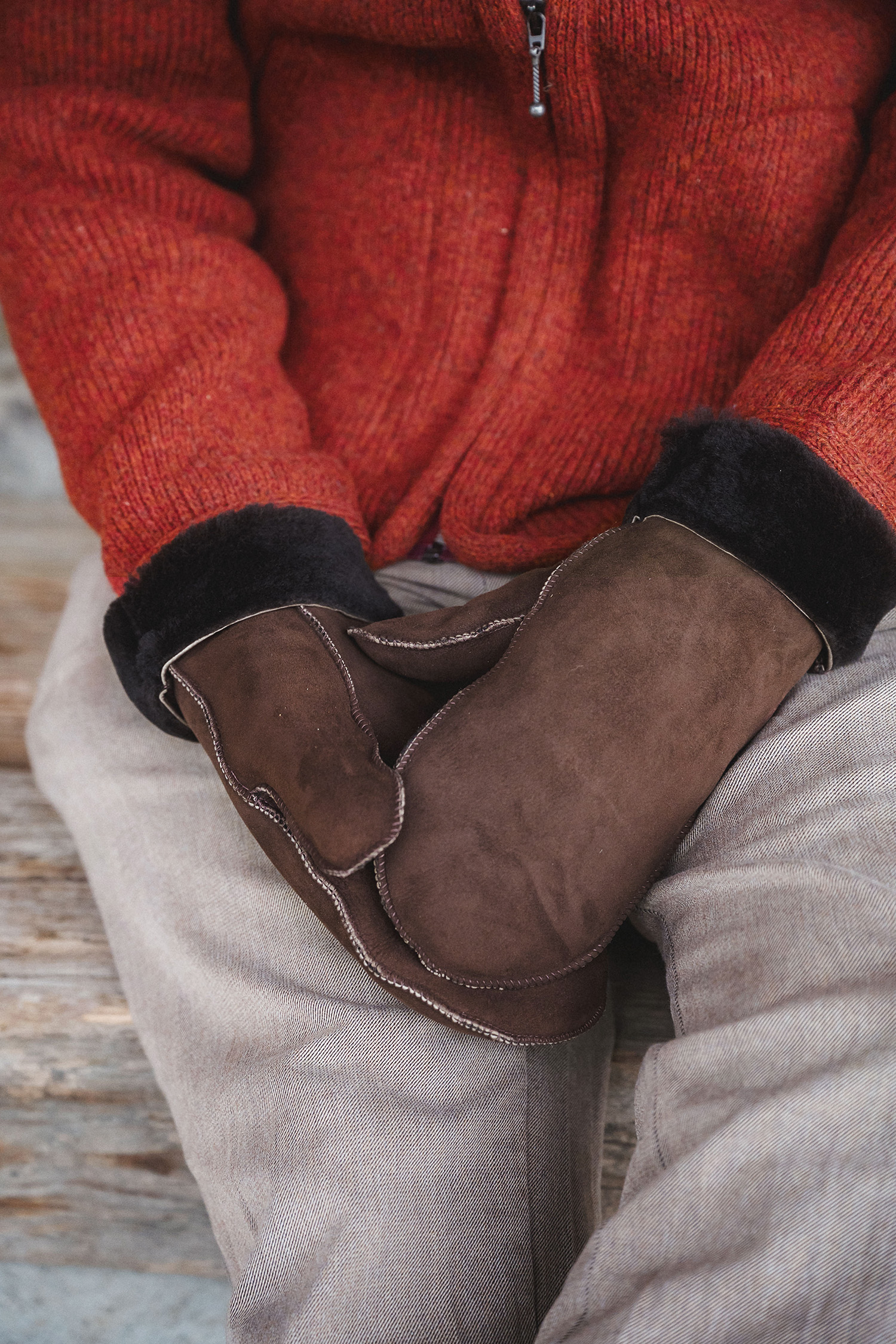 ein Paar dunkelbraune Fell- Fausthandschuhe aus Pelzvelour ohne Bund, Freisteller