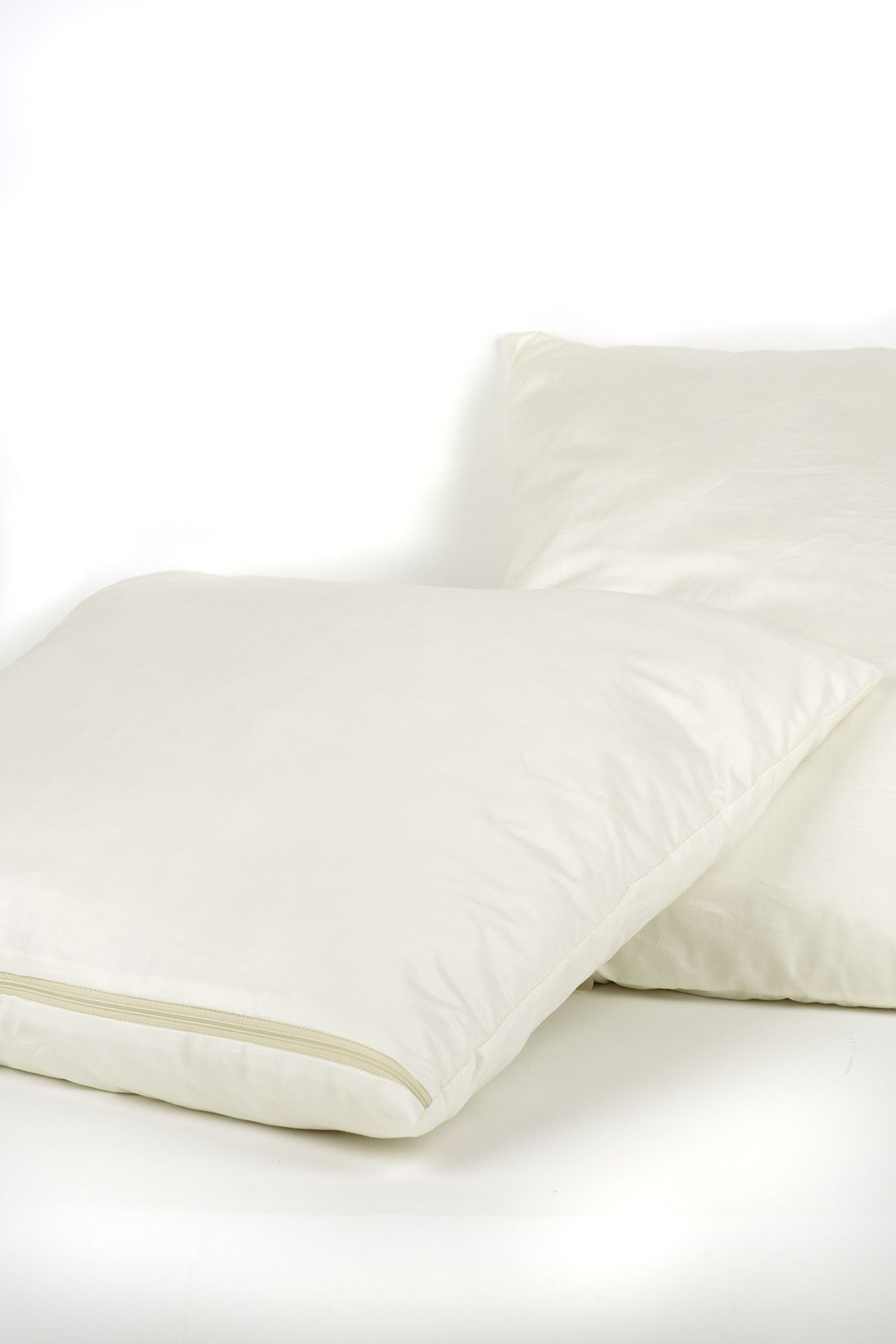 quadratische Finkhof Maxikissen mit 50x50cm in weiß aus bio Wolle (kbT) und bio Baumwolle (kbA) auf Matratze