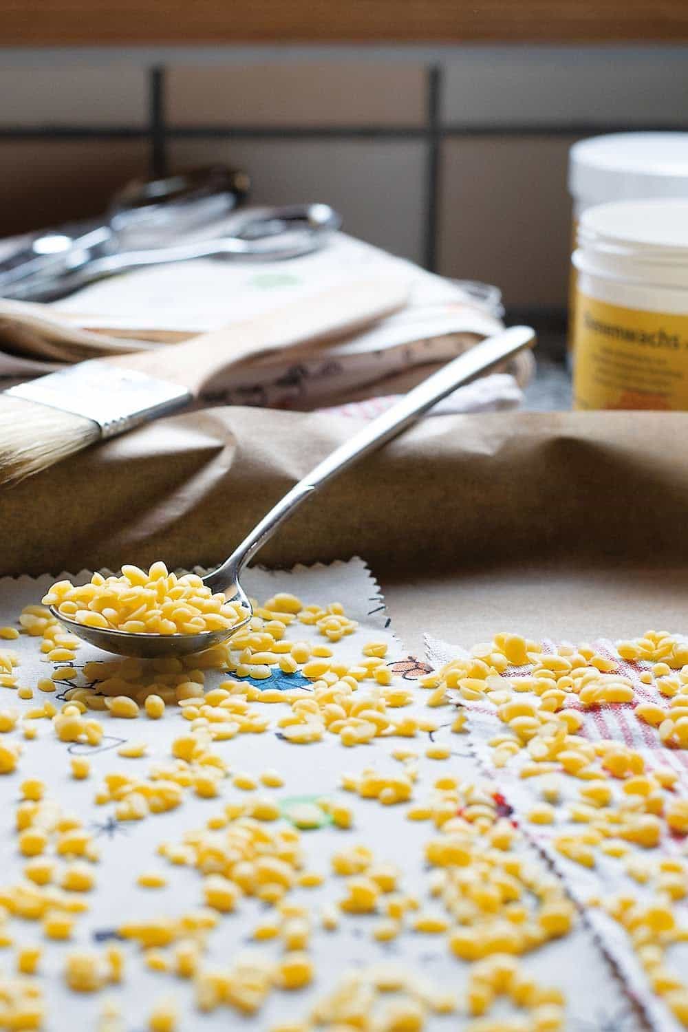 Backblech bei Herstellung von Bienenwachstücher mit Wachsdrops aus bio Bienenwachs (kbA) vom Finkhof