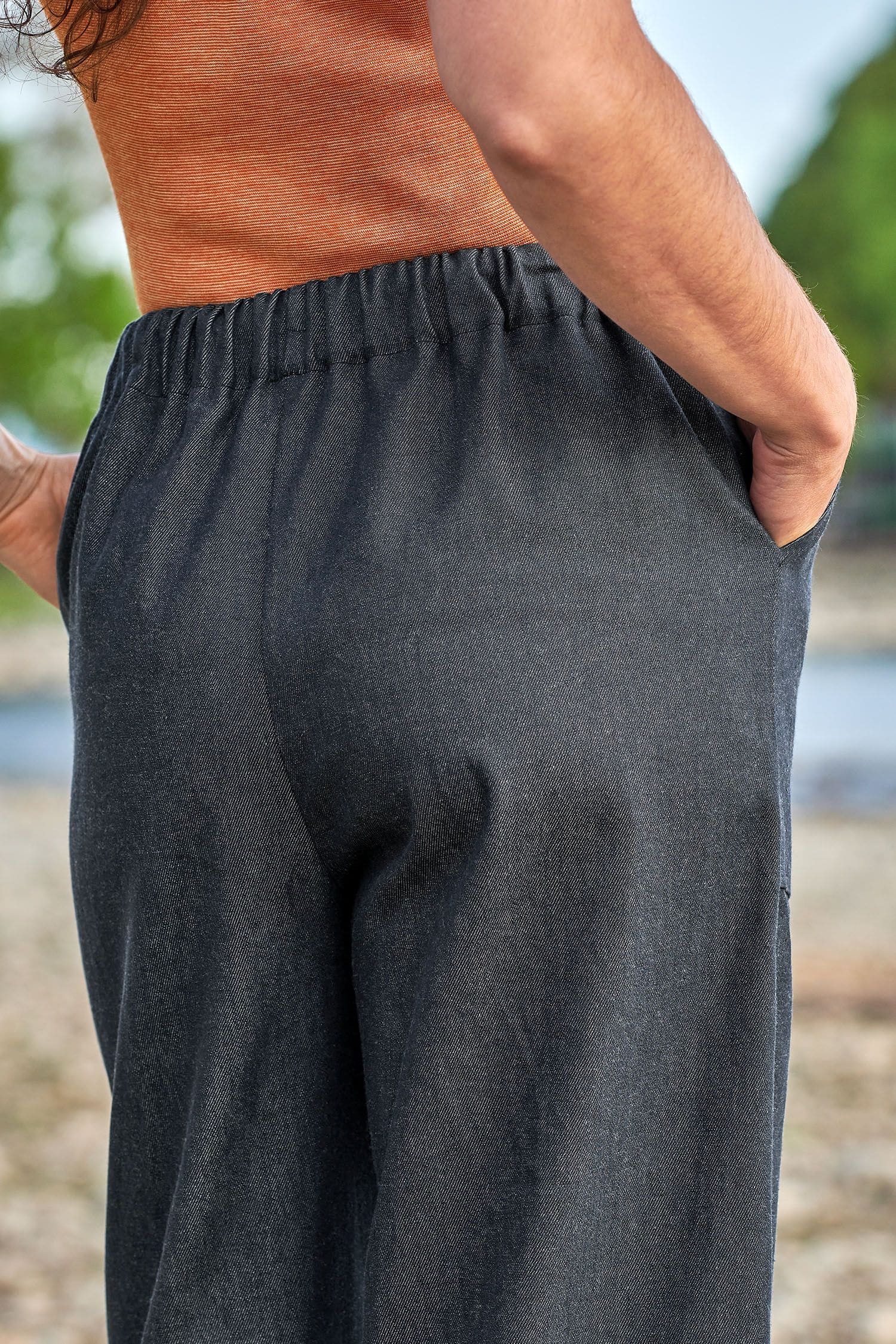 Rückansicht von Frau mit blauer Jeansstoffhose aus bio Baumwolle (kbA) vom Finkhof