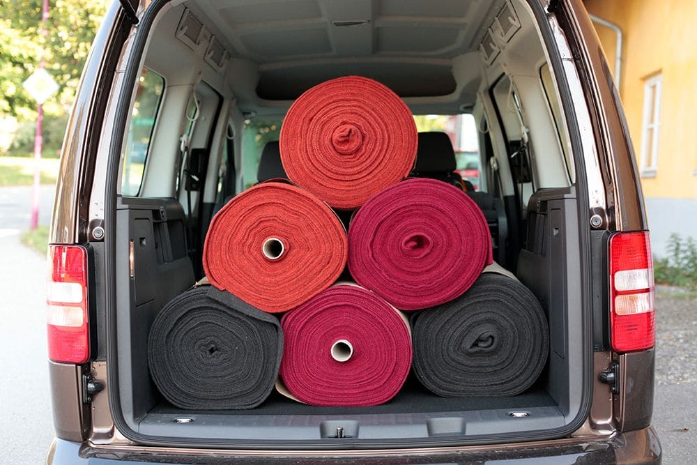 rote, orange und graue Finkhof Stoffrollen im Auto