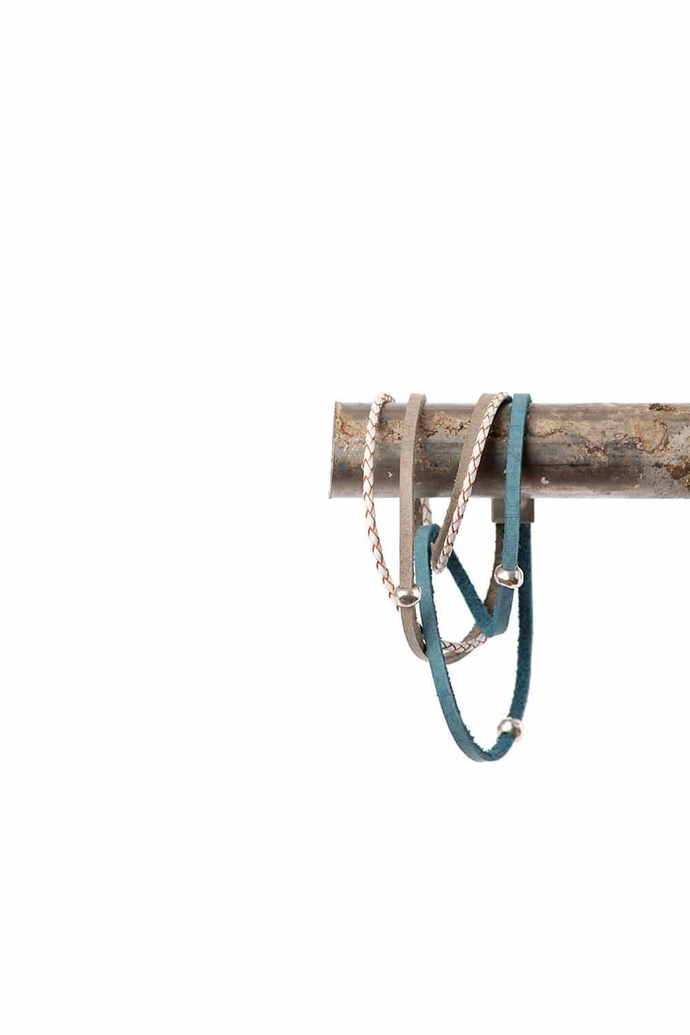 Lederarmbänder auf Metallstange